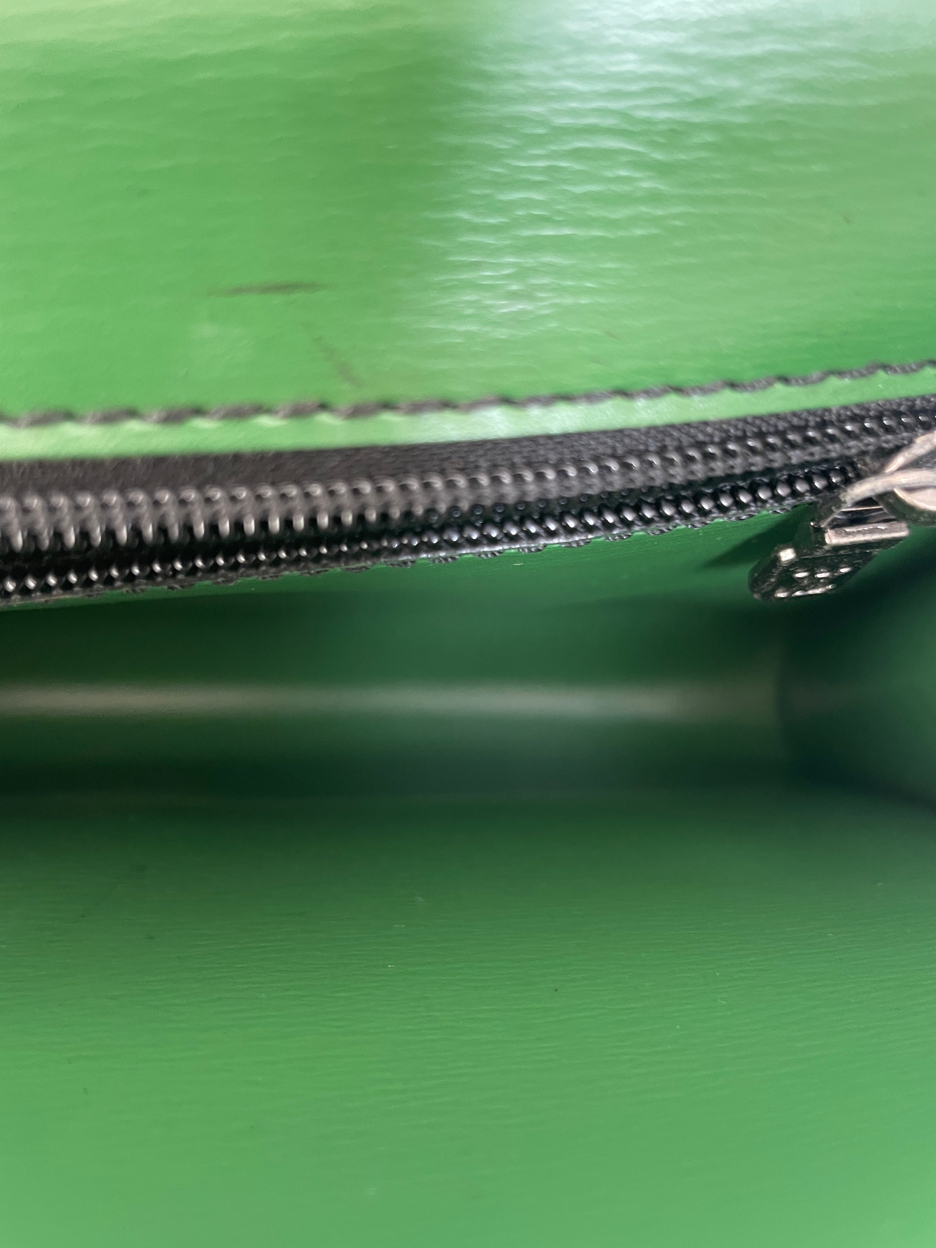 Borsa a tracolla Louis Vuitton Pochette Arche Epi verde usata