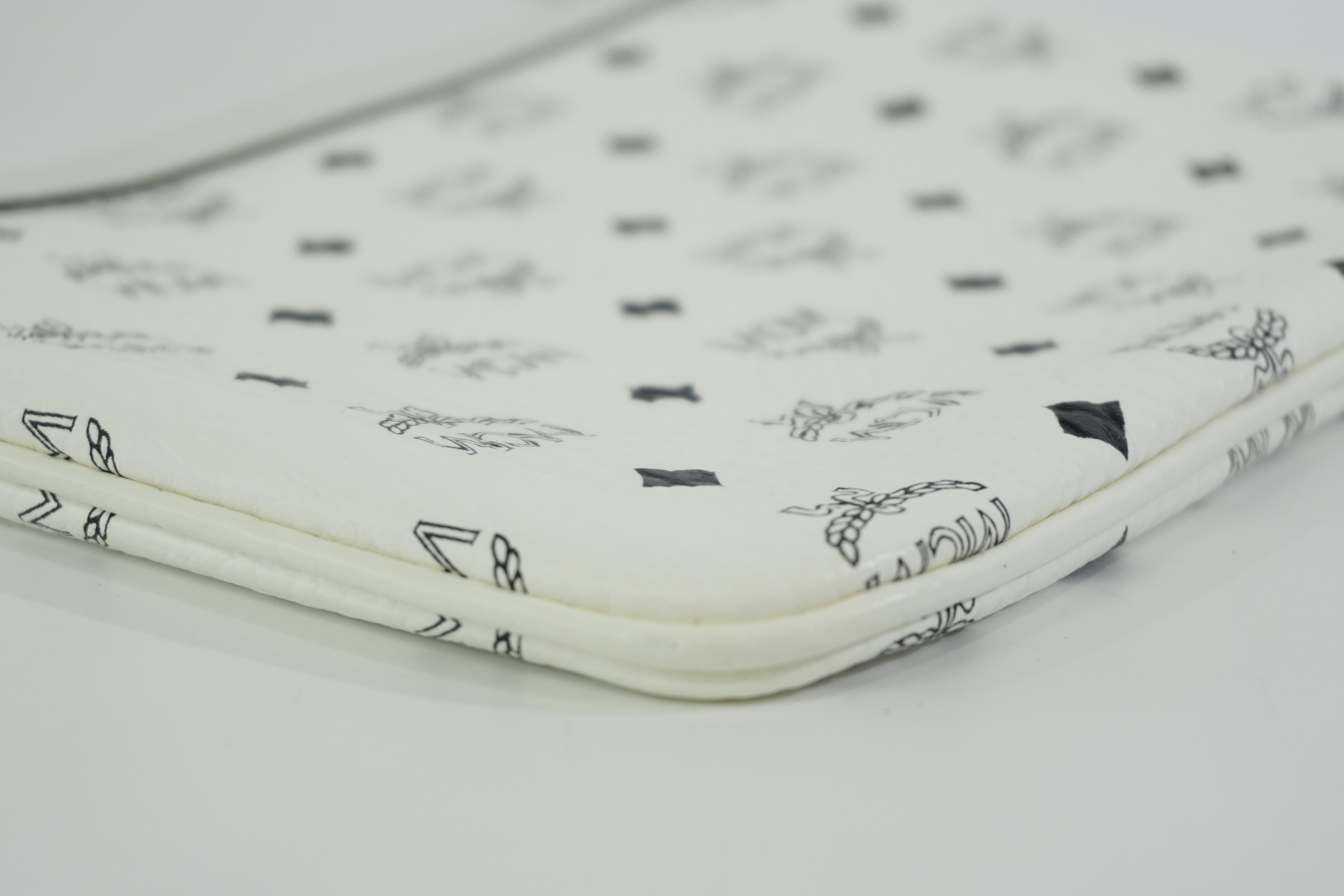 Pre-owned MCM Pouch White