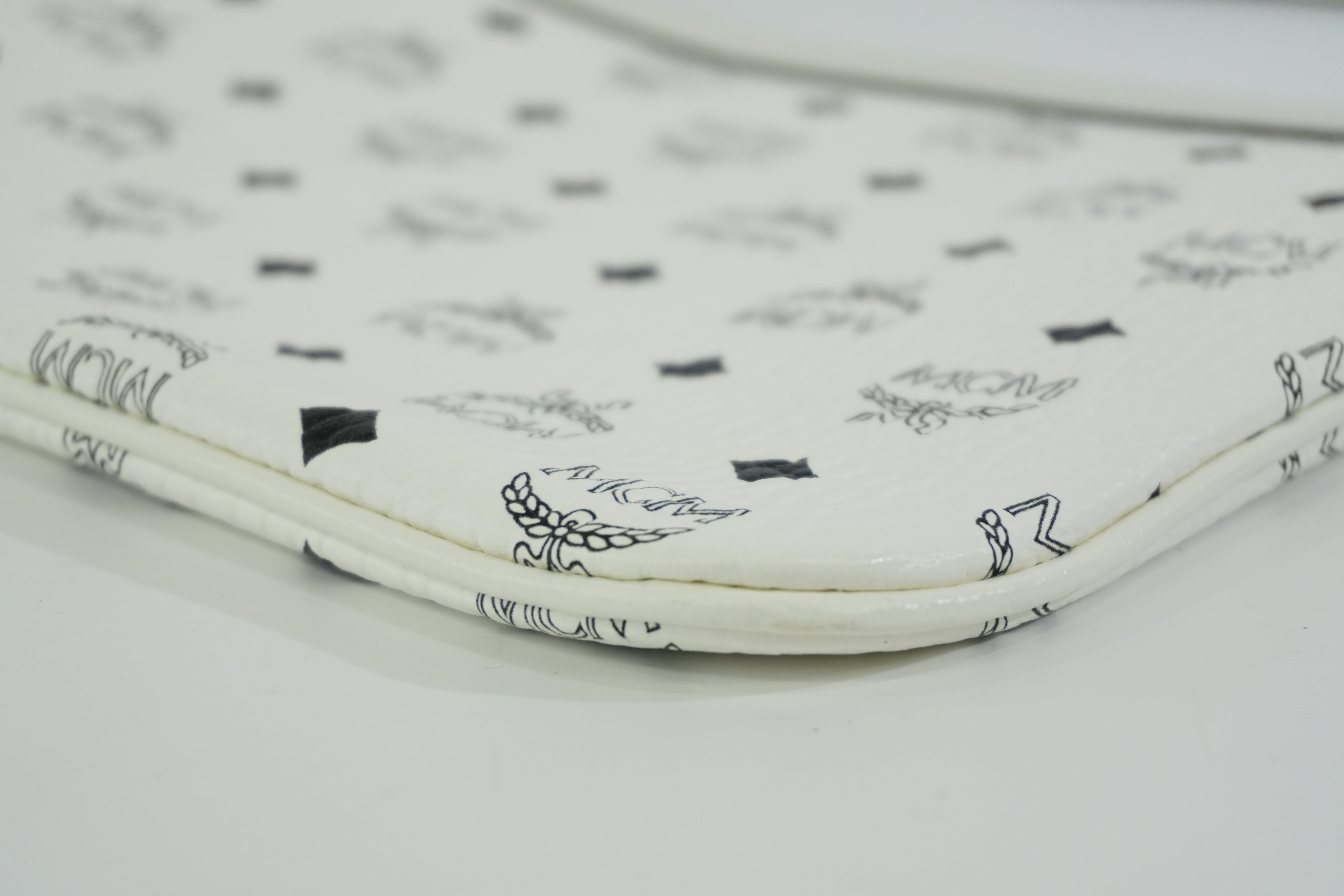 Pre-owned MCM Pouch White