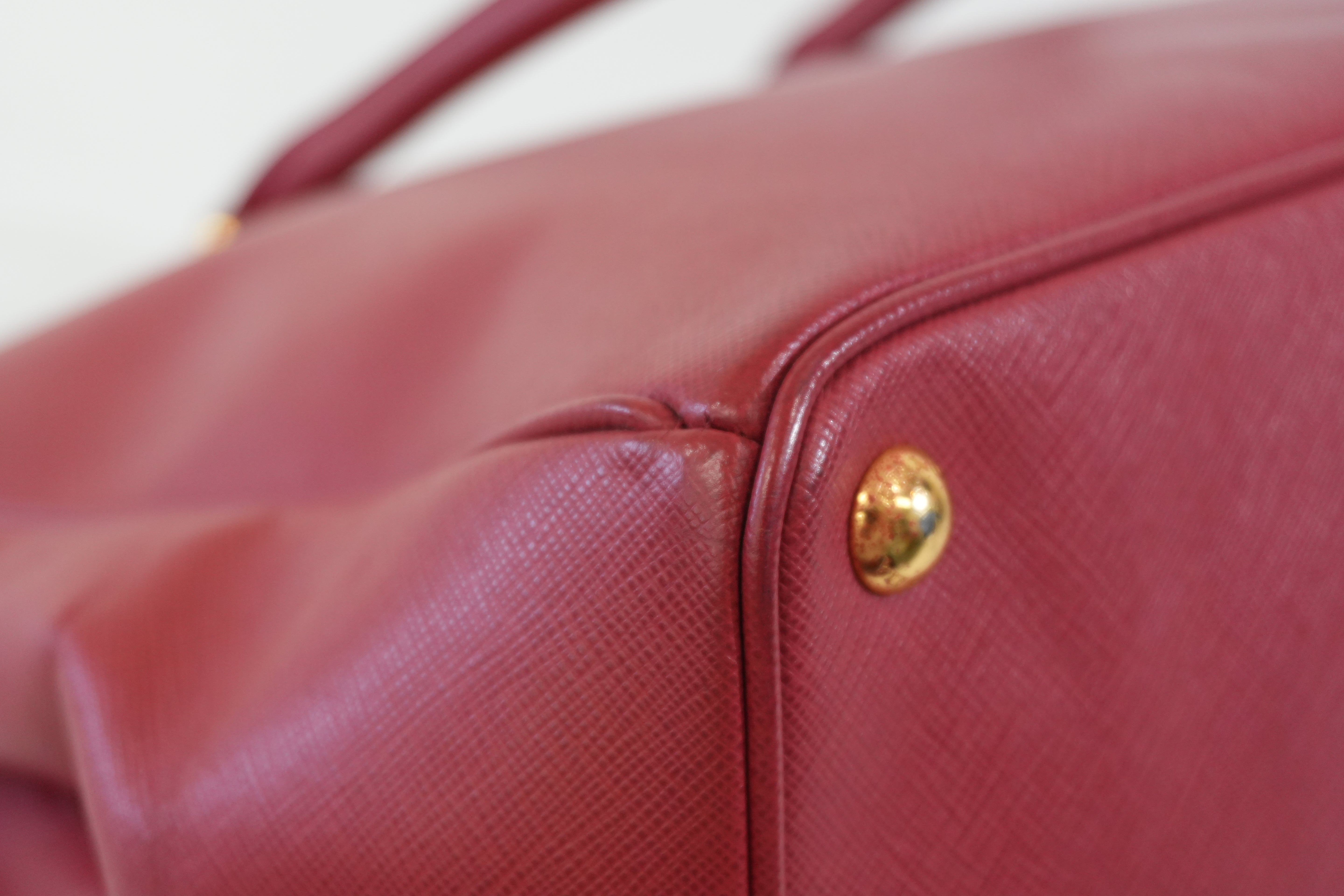 Pre-owned Prada Saffiano Handbag Red