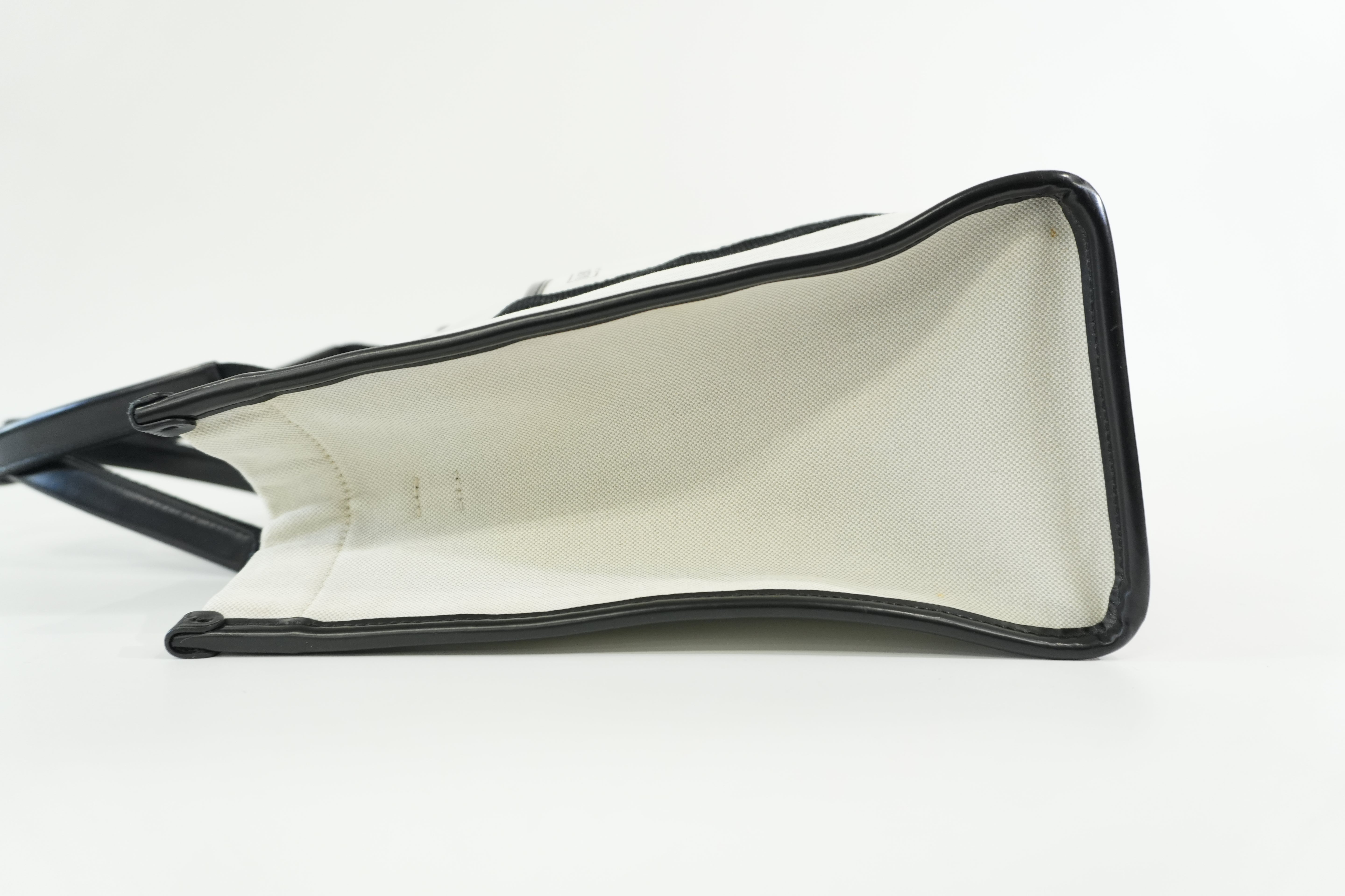 Pre-owned Balenciaga Neo Navy Handbag Black and White