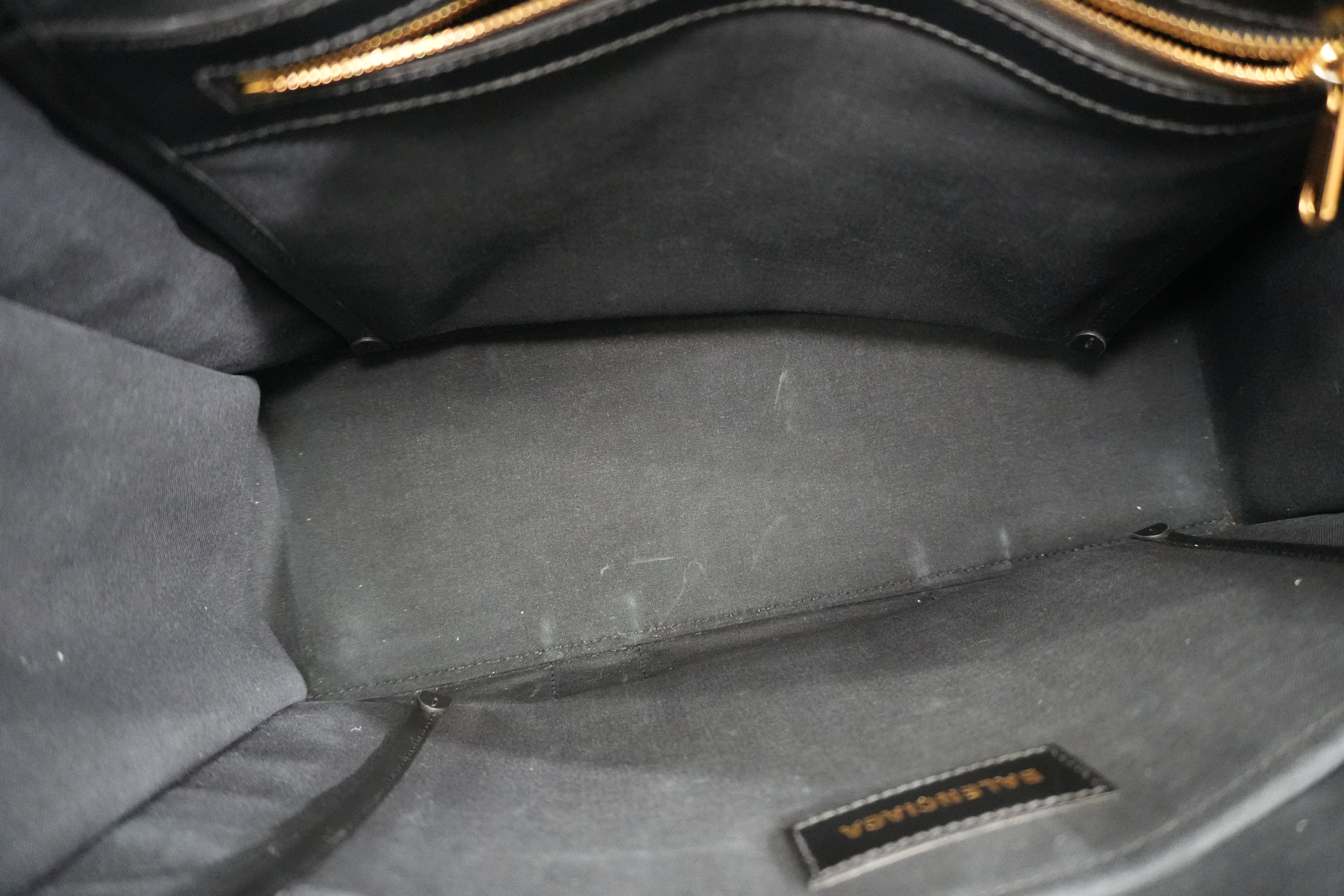 Pre-owned Balenciaga Neo Navy Handbag Black and White