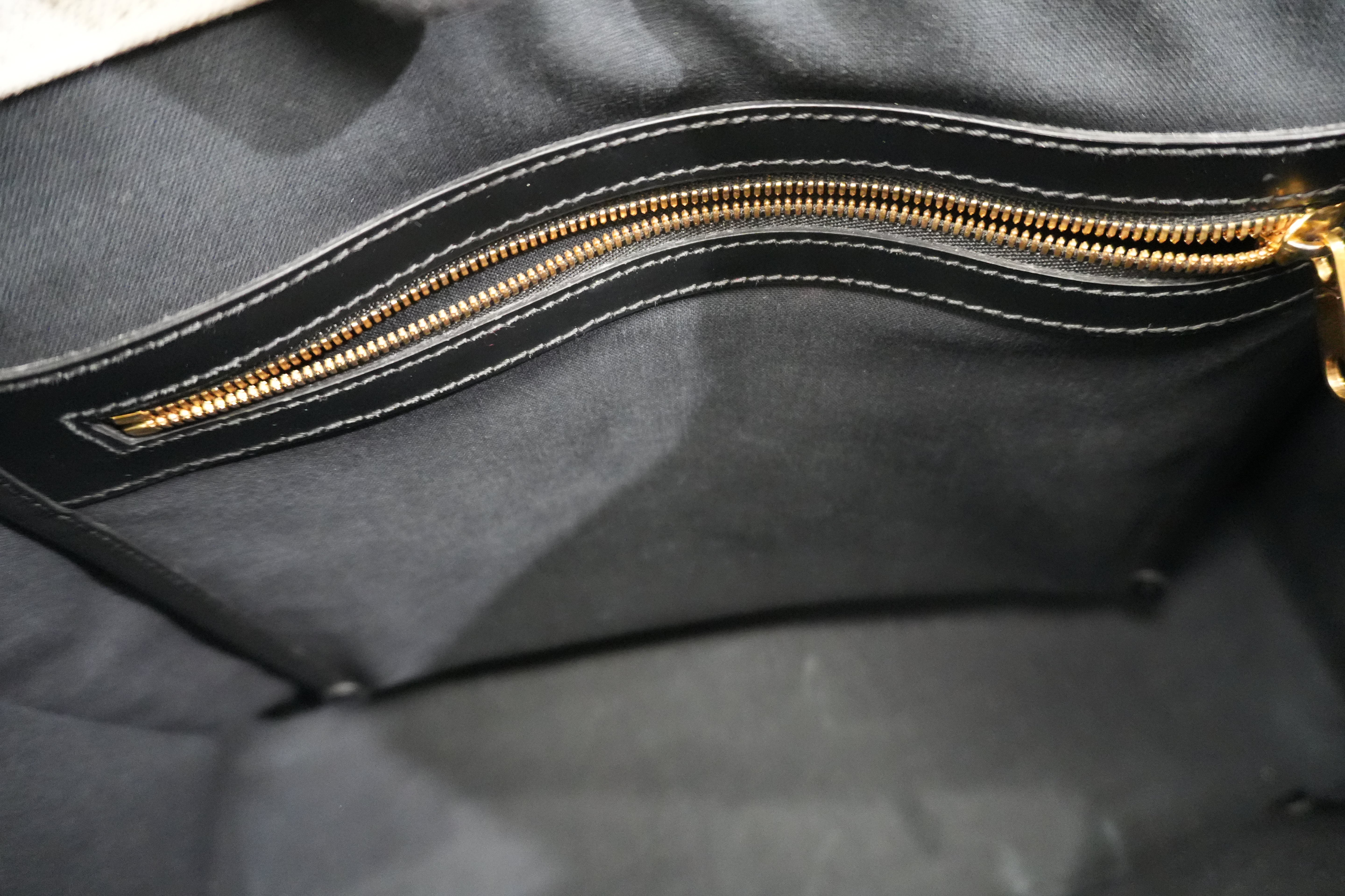 Pre-owned Balenciaga Neo Navy Handbag Black and White