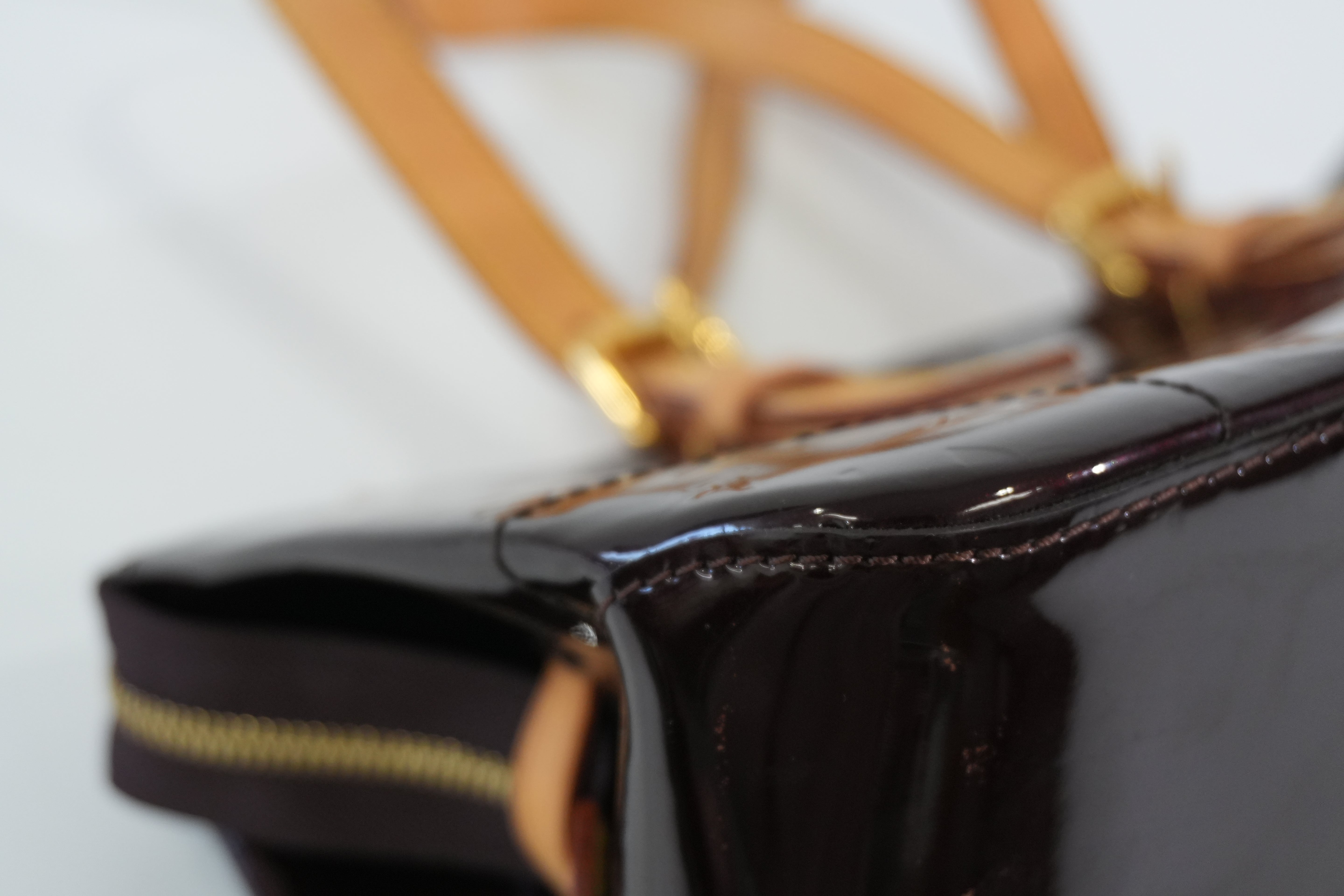 Pre-owned Louis Vuitton Vernis Rosewood Avenue Handbag Amarante