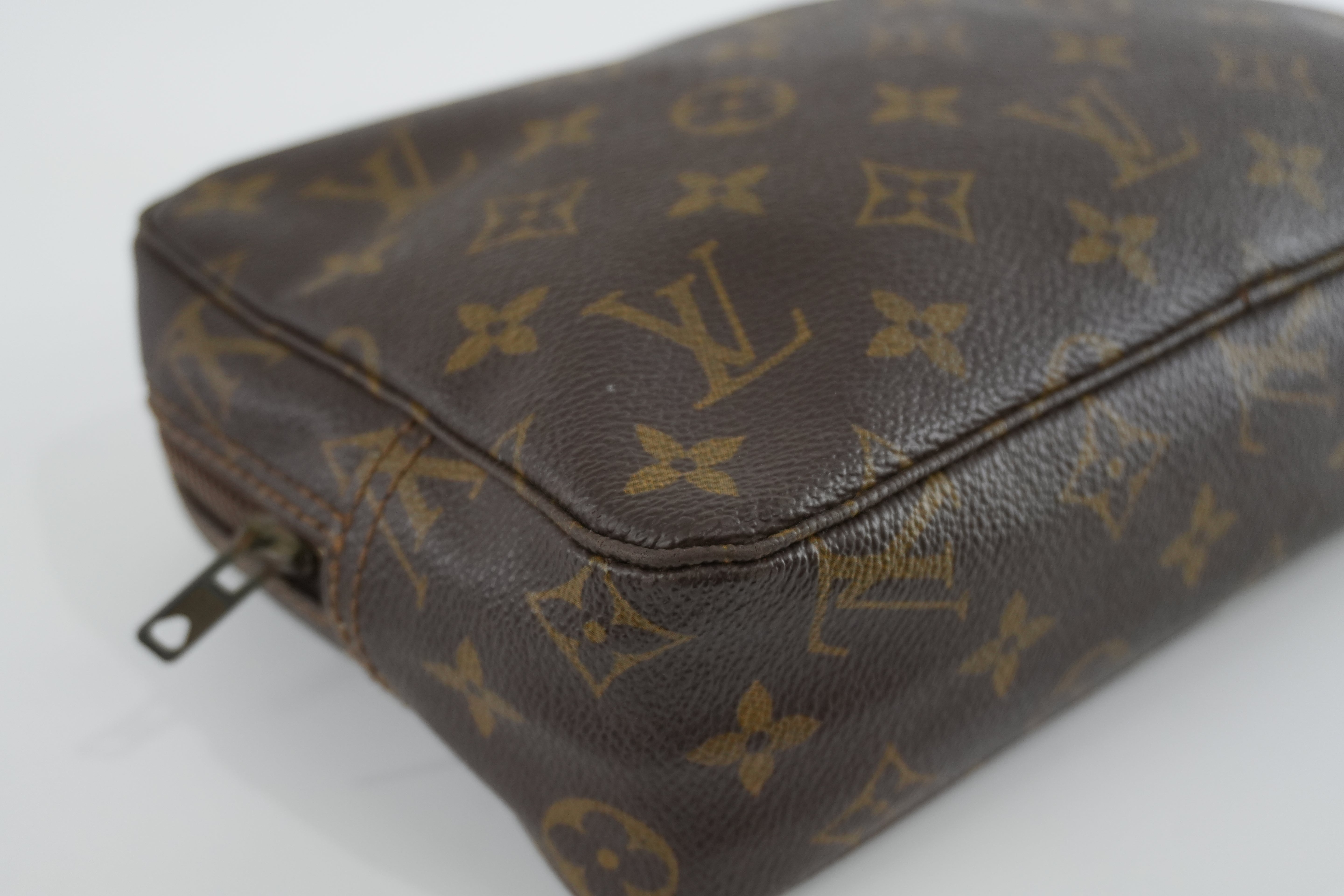 Pre-owned Louis Vuitton Monogram Trousse 23