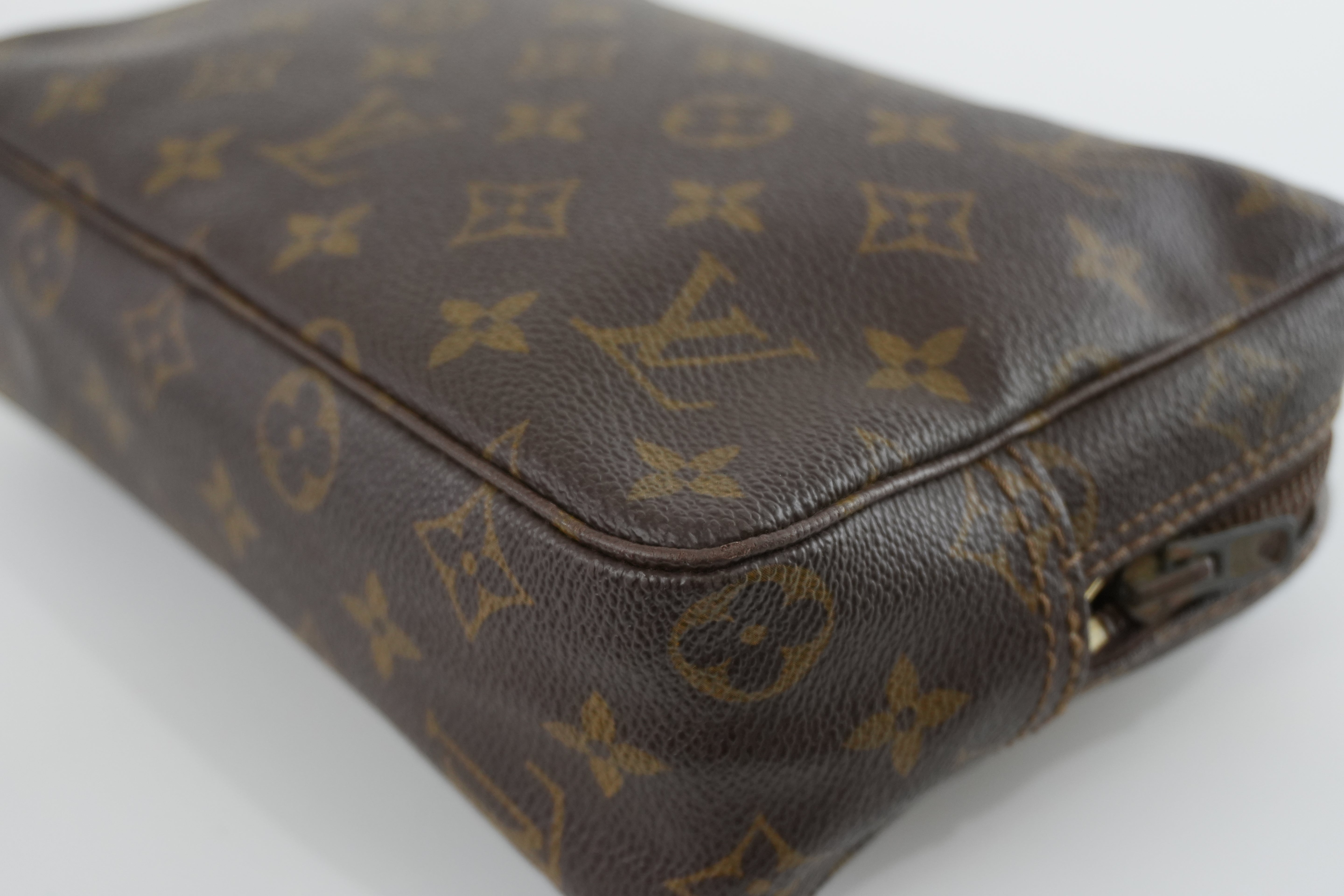 Pre-owned Louis Vuitton Monogram Trousse 23