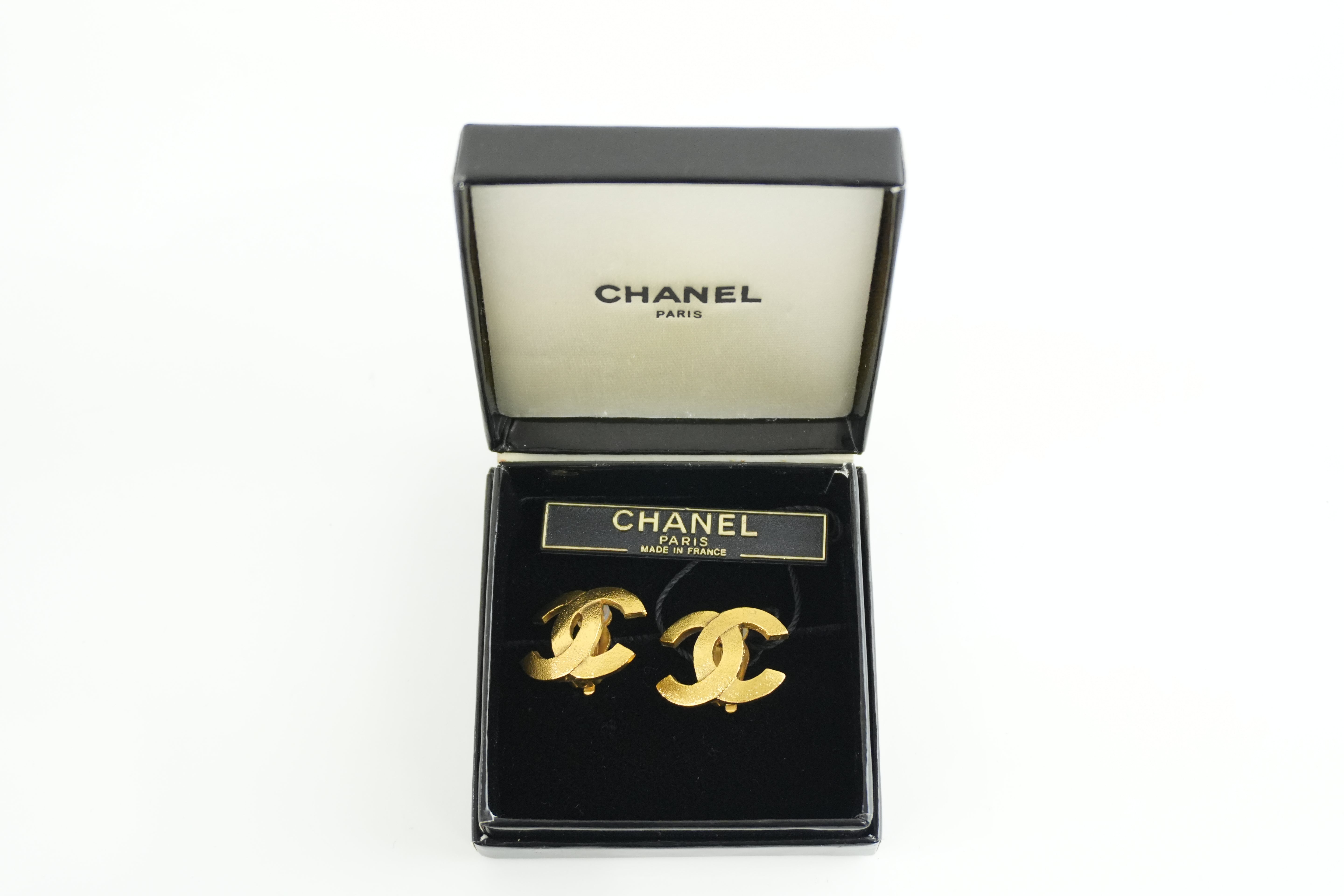 Chanel Clip on Earrings Gold Tone Used