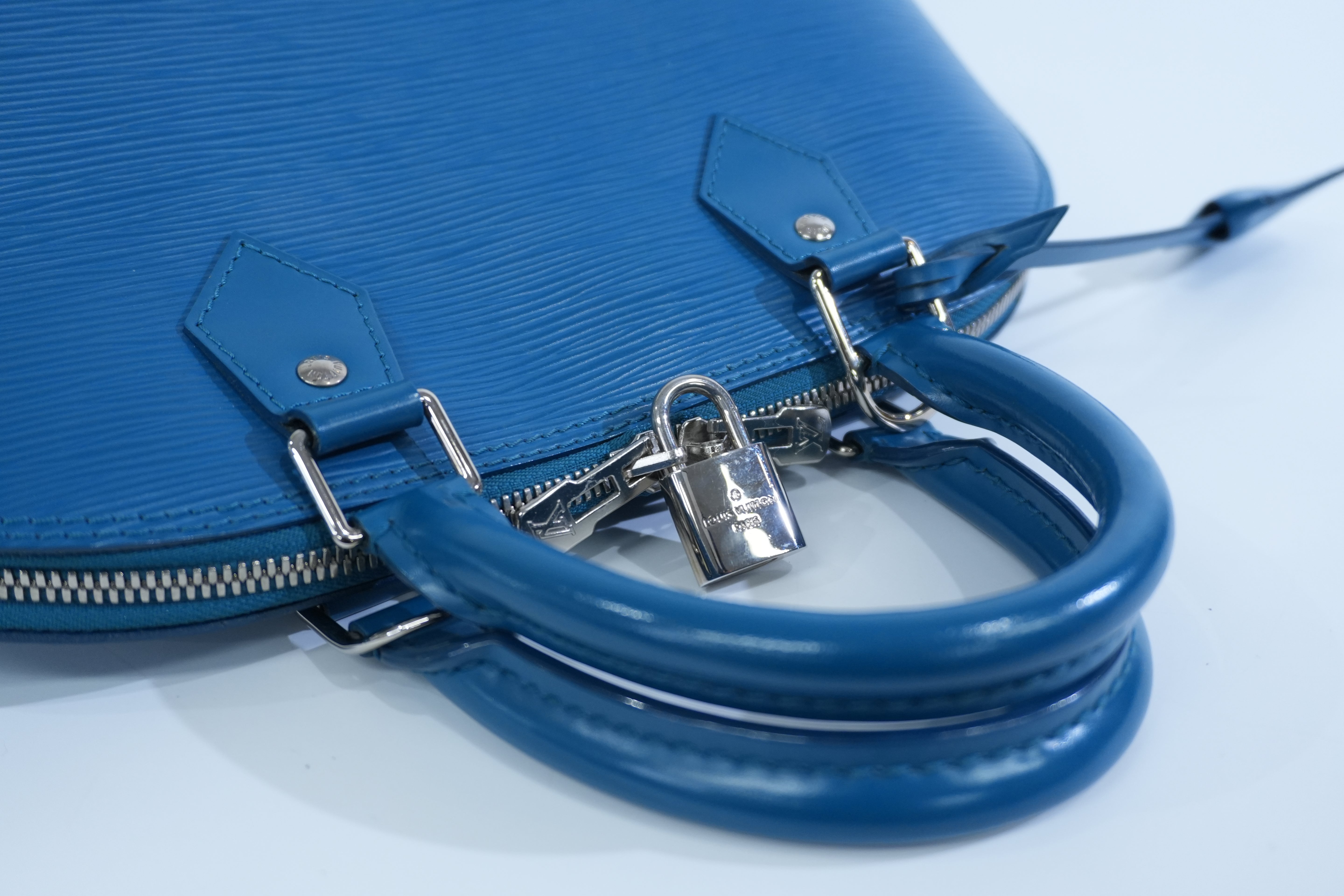 Pre-owned Louis Vuitton Epi Alma PM Cyan Handbag Teal