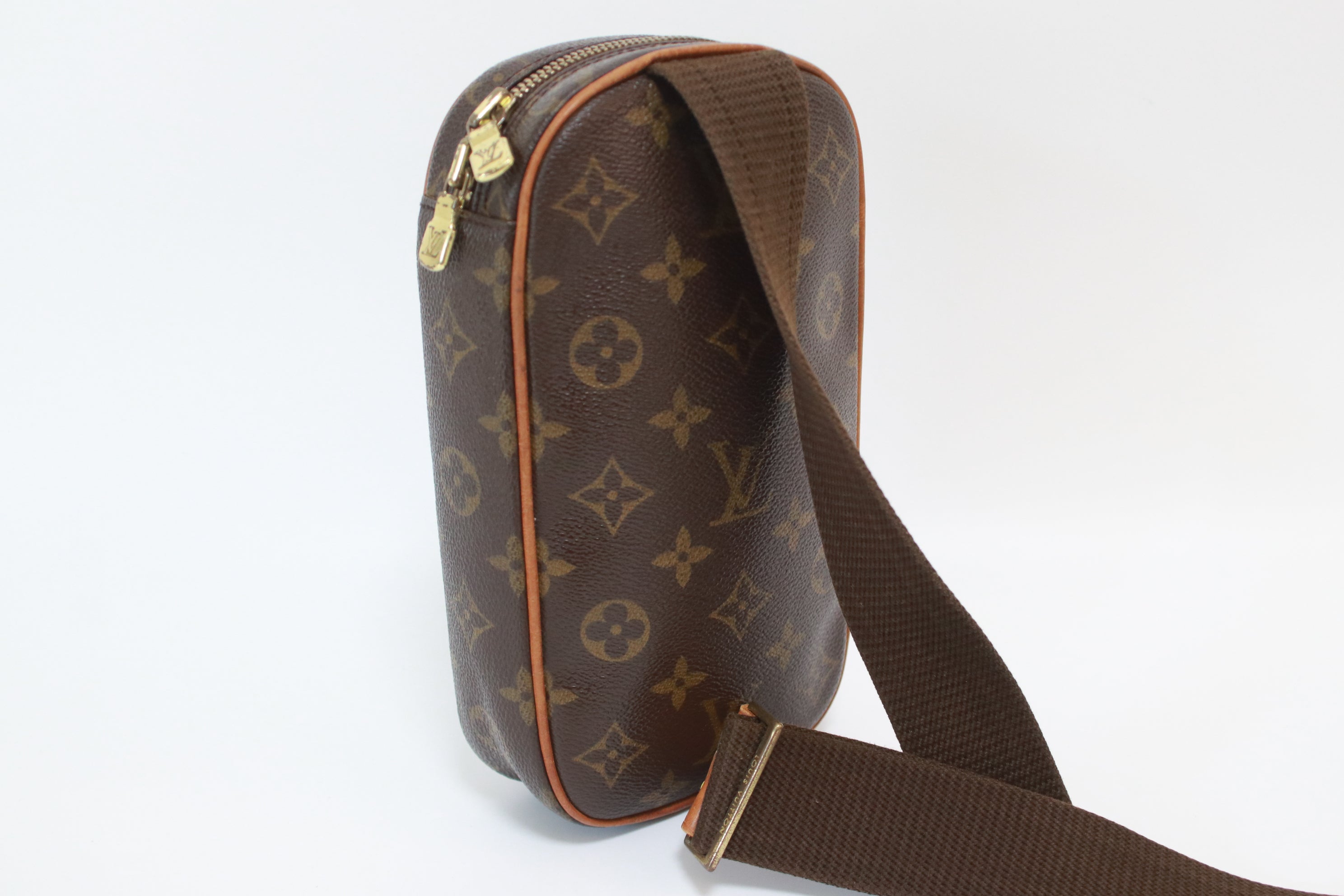 LOUIS VUITTON POCHETTE GANGE BODY BAG USED