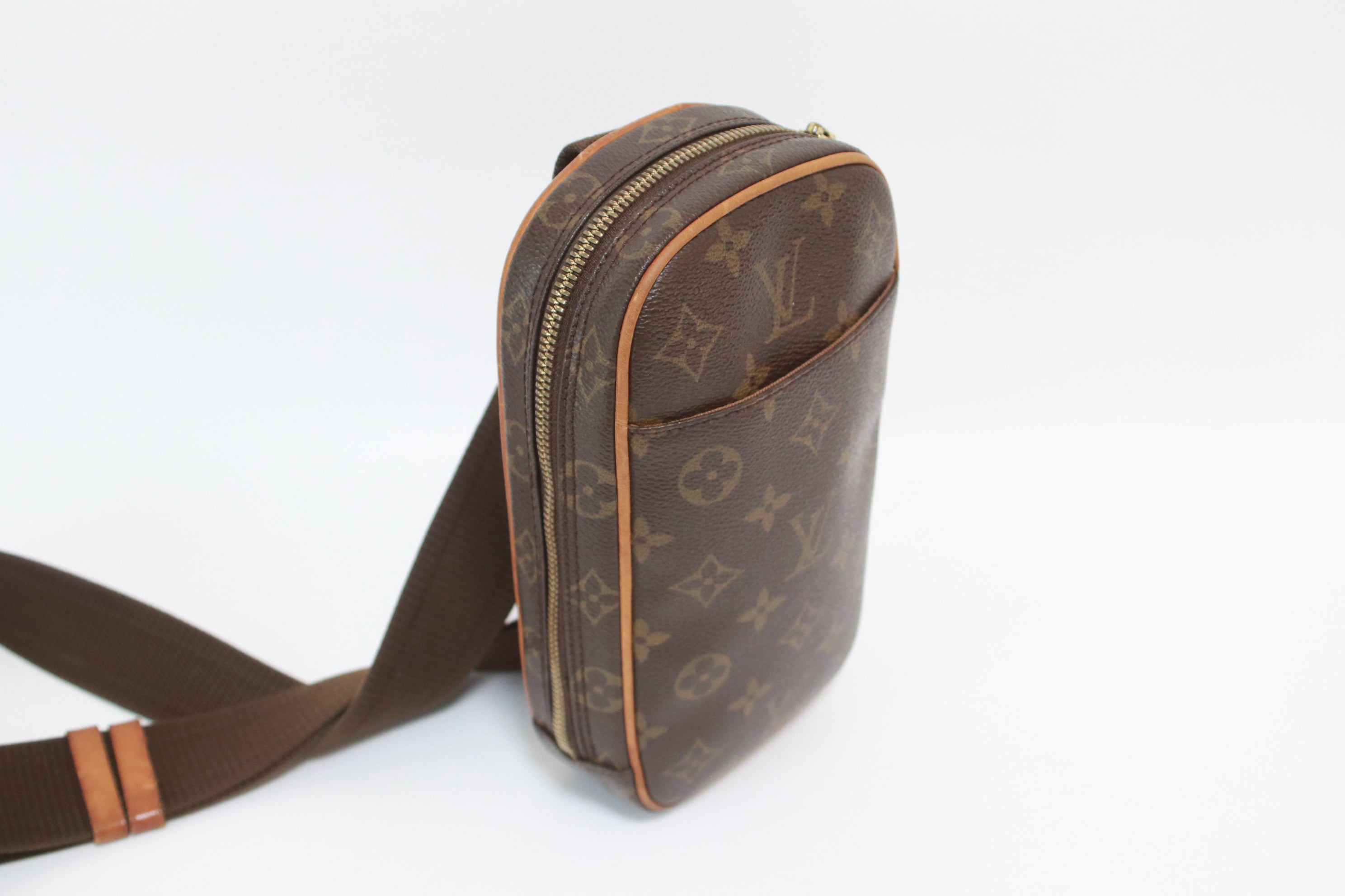 LOUIS VUITTON POCHETTE GANGE BODY BAG USED