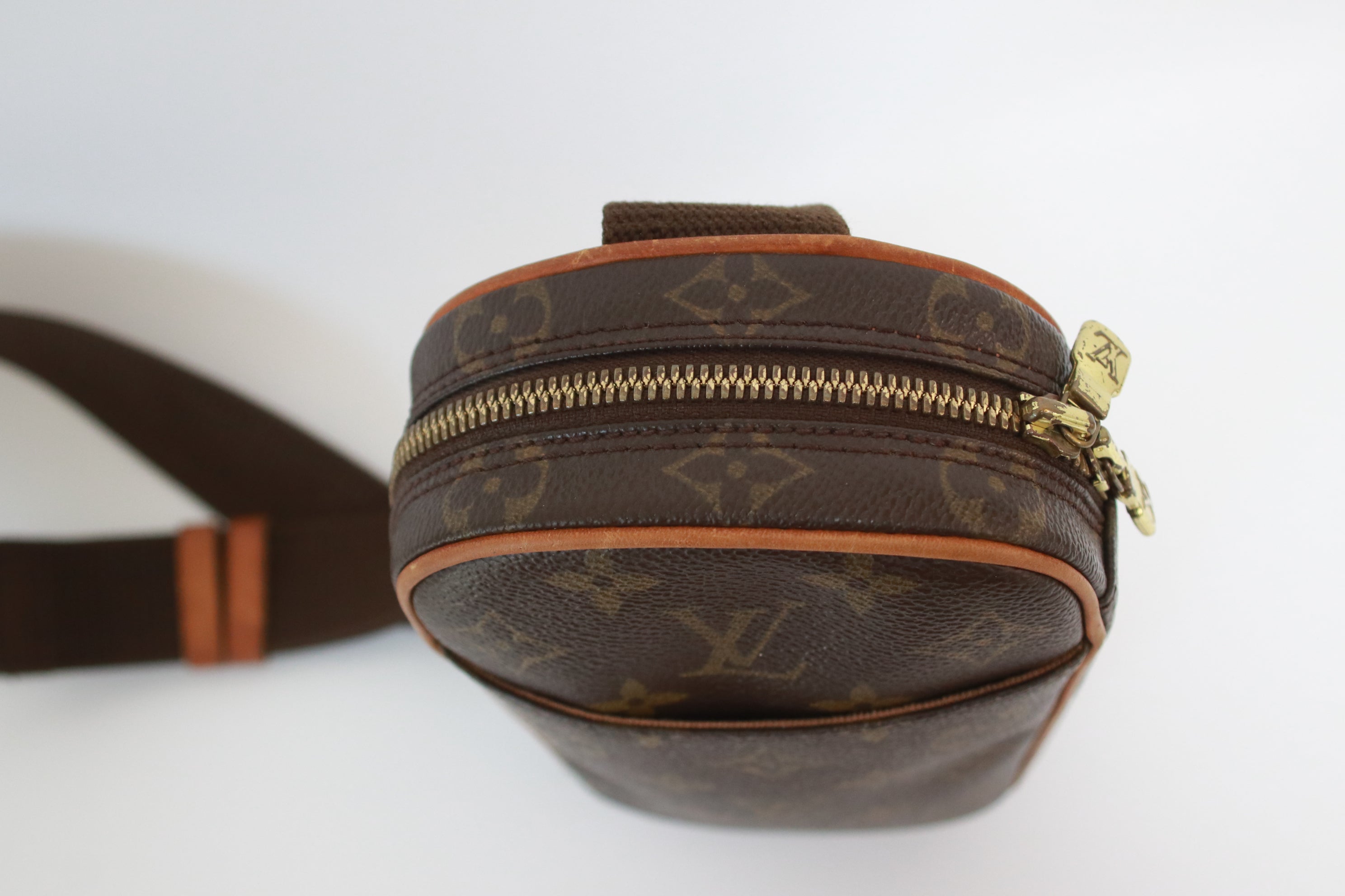 LOUIS VUITTON POCHETTE GANGE BODY BAG USED