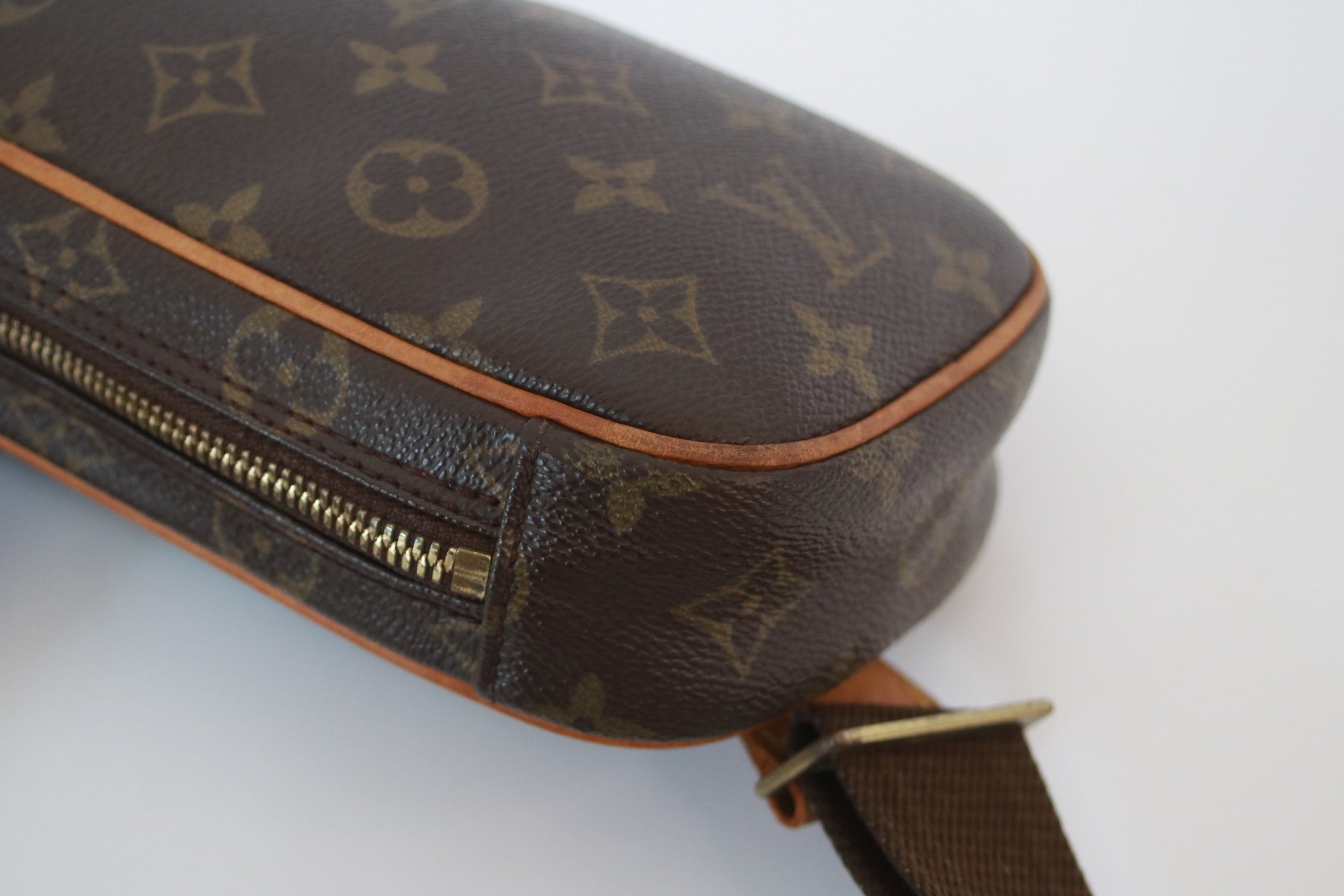 LOUIS VUITTON POCHETTE GANGE BODY BAG USED