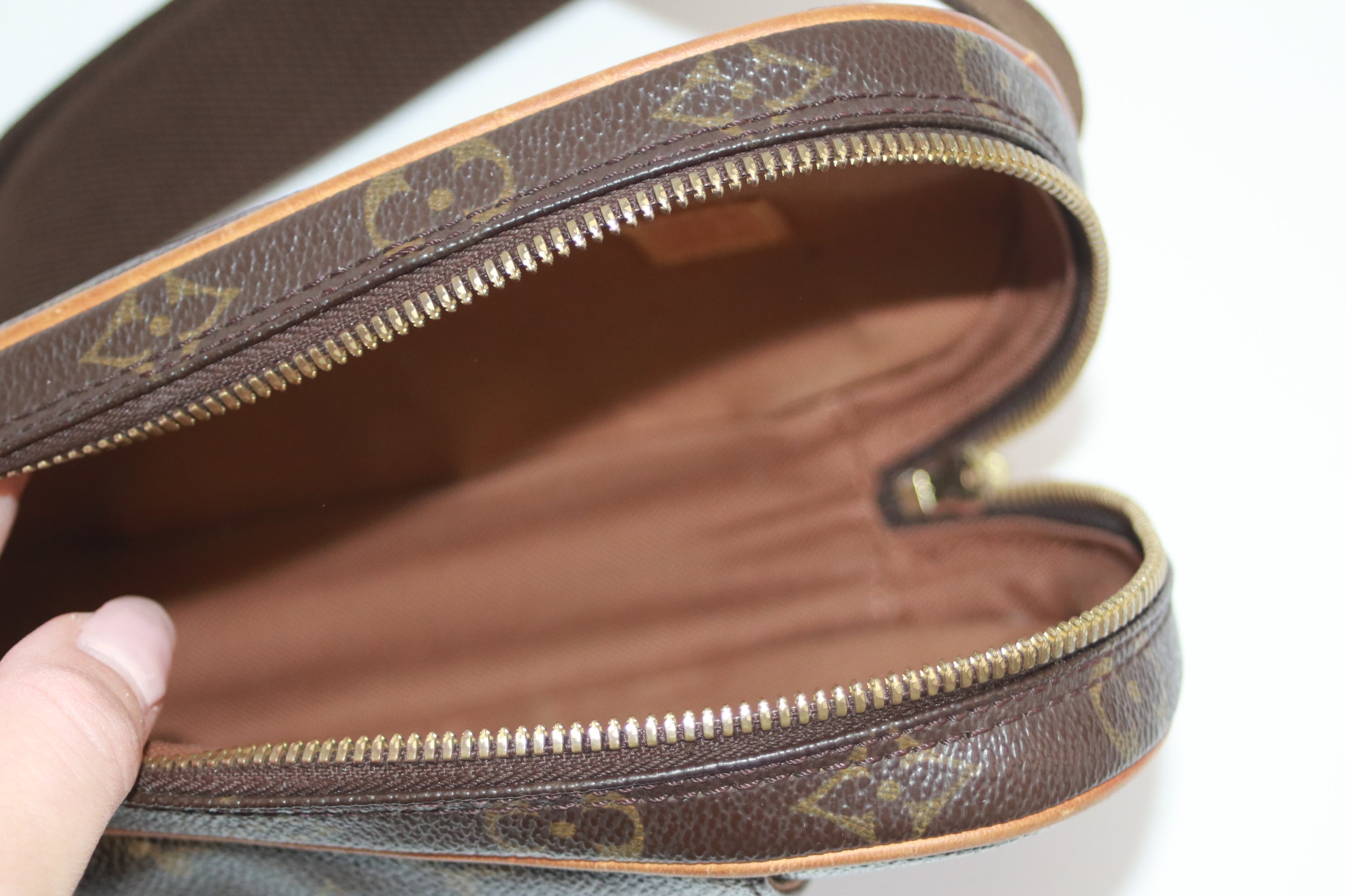 LOUIS VUITTON POCHETTE GANGE BODY BAG USED