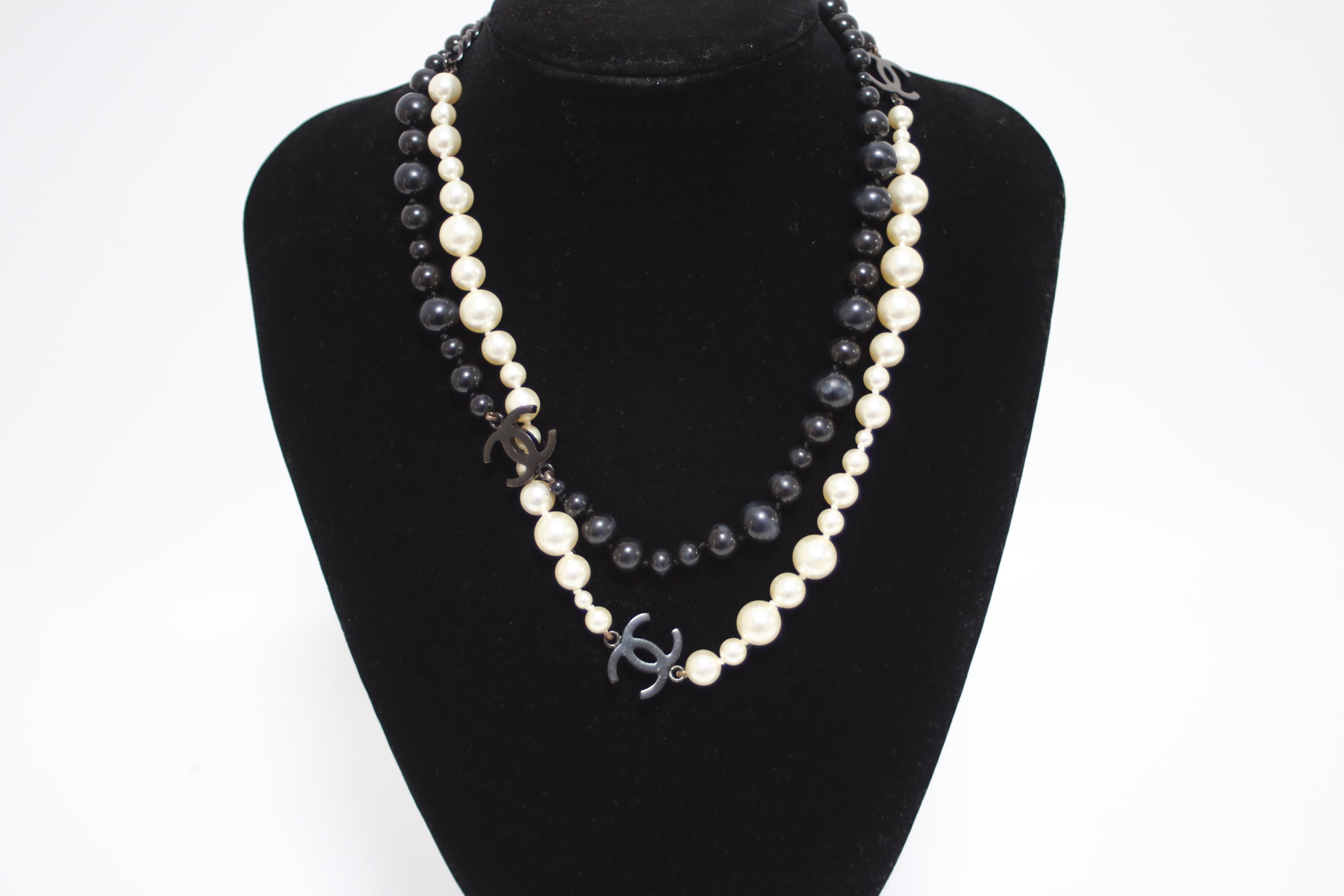 Chanel Long Pearl Necklace Metal Used