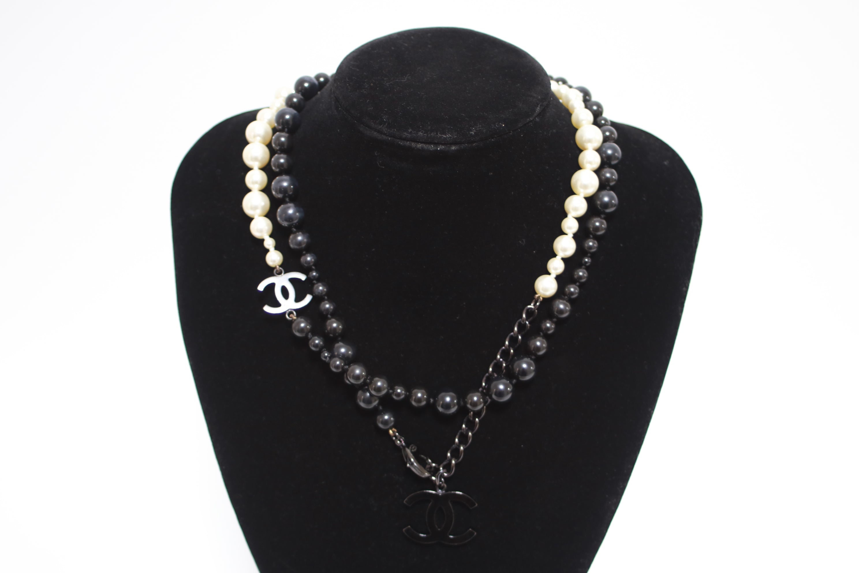 Chanel Long Pearl Necklace Metal Used