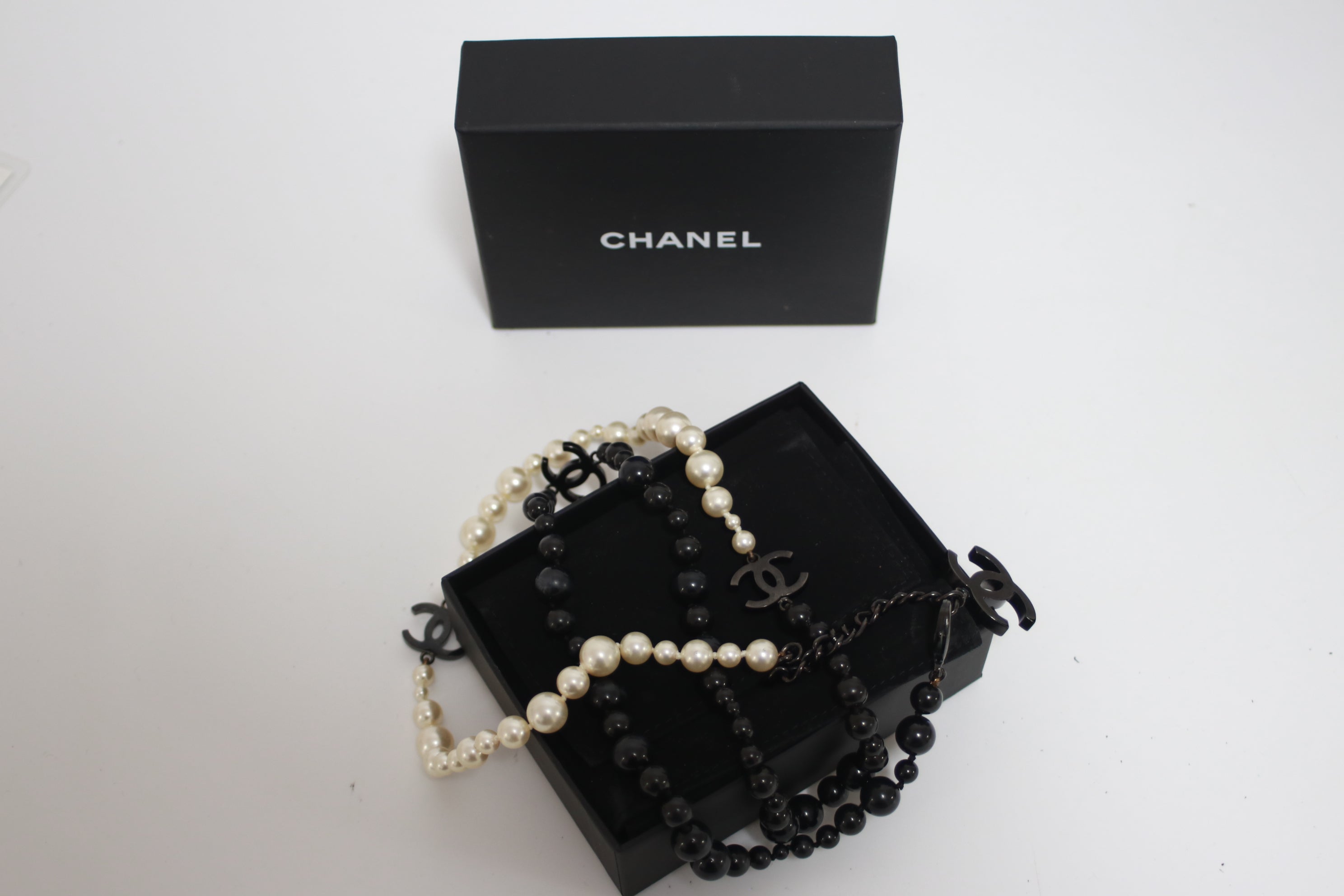 Chanel Long Pearl Necklace Metal Used