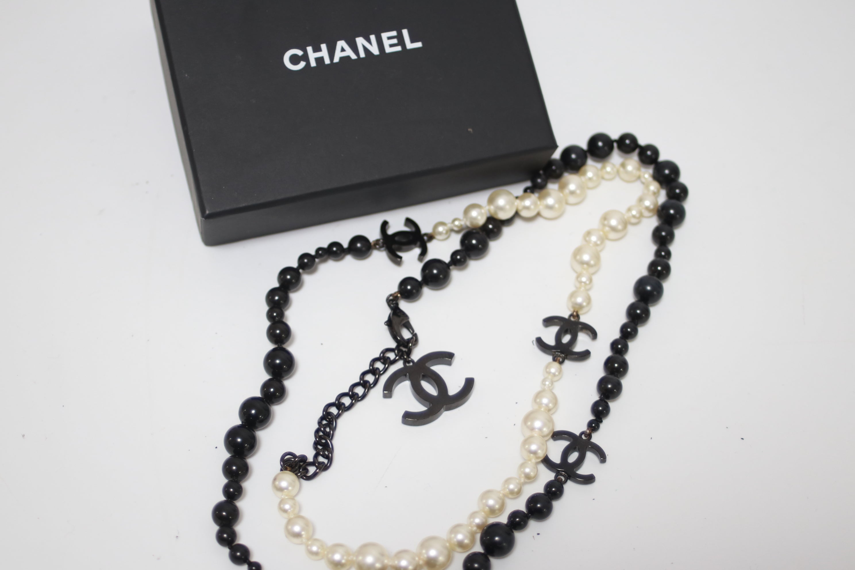 Chanel Long Pearl Necklace Metal Used
