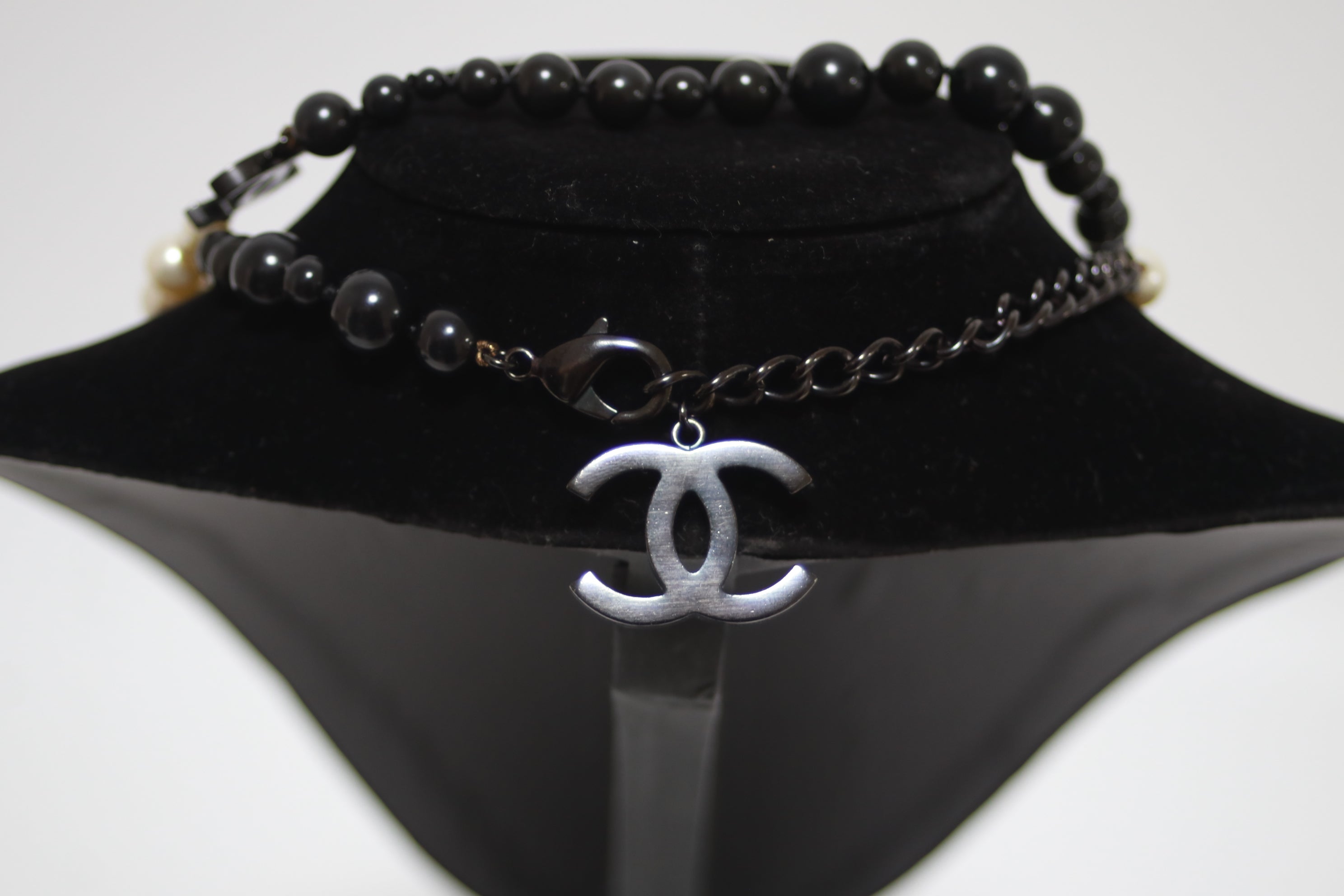 Chanel Long Pearl Necklace Metal Used