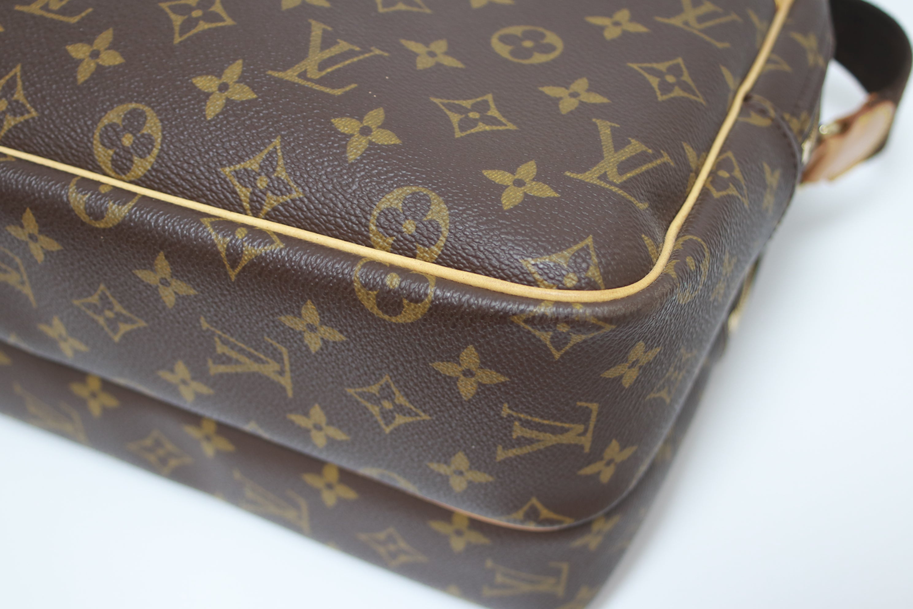 Louis Vuitton Reporter GM Messenger Bag Used