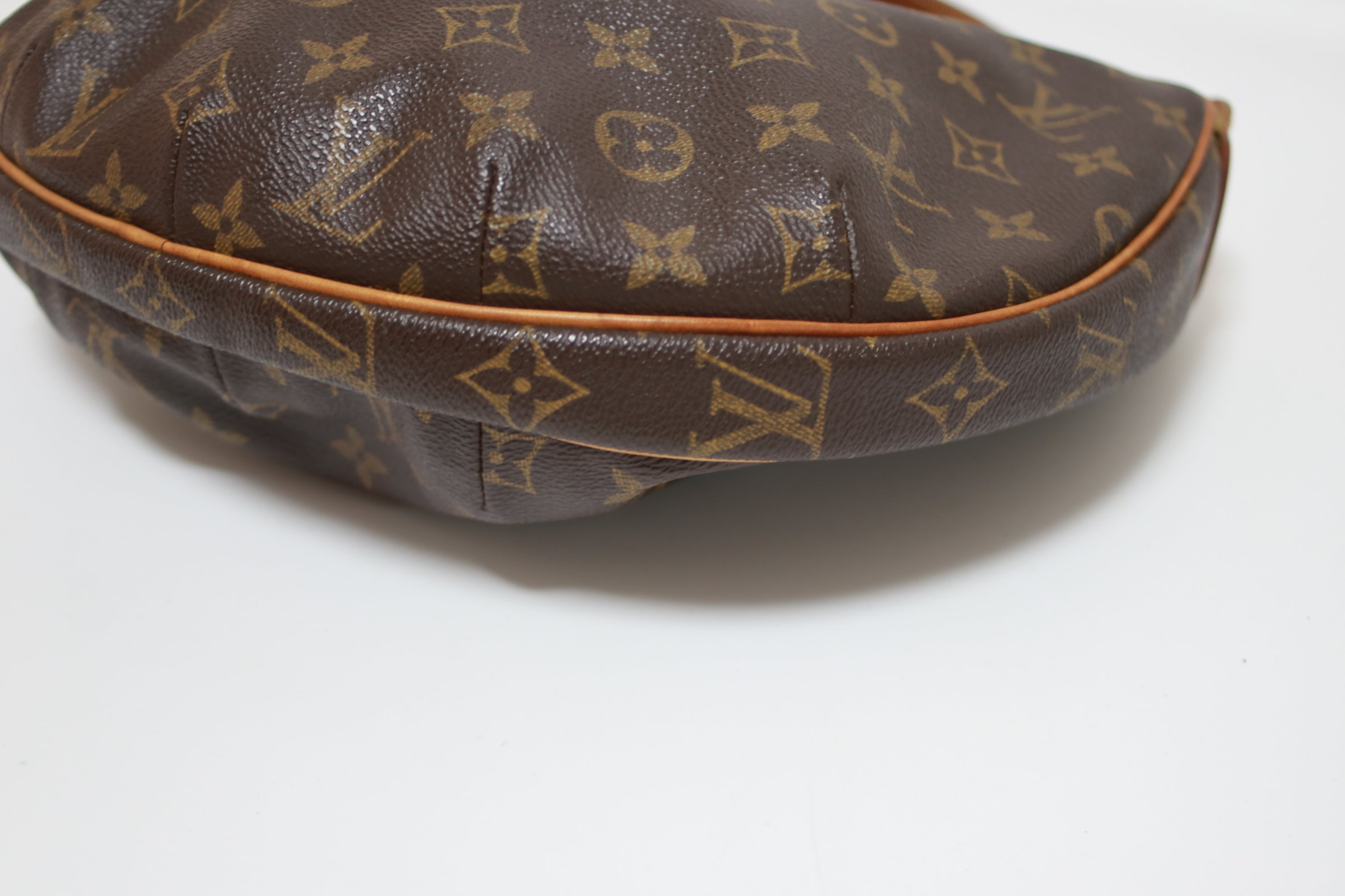 Louis Vuitton Croissant MM Shoulder Bag Used