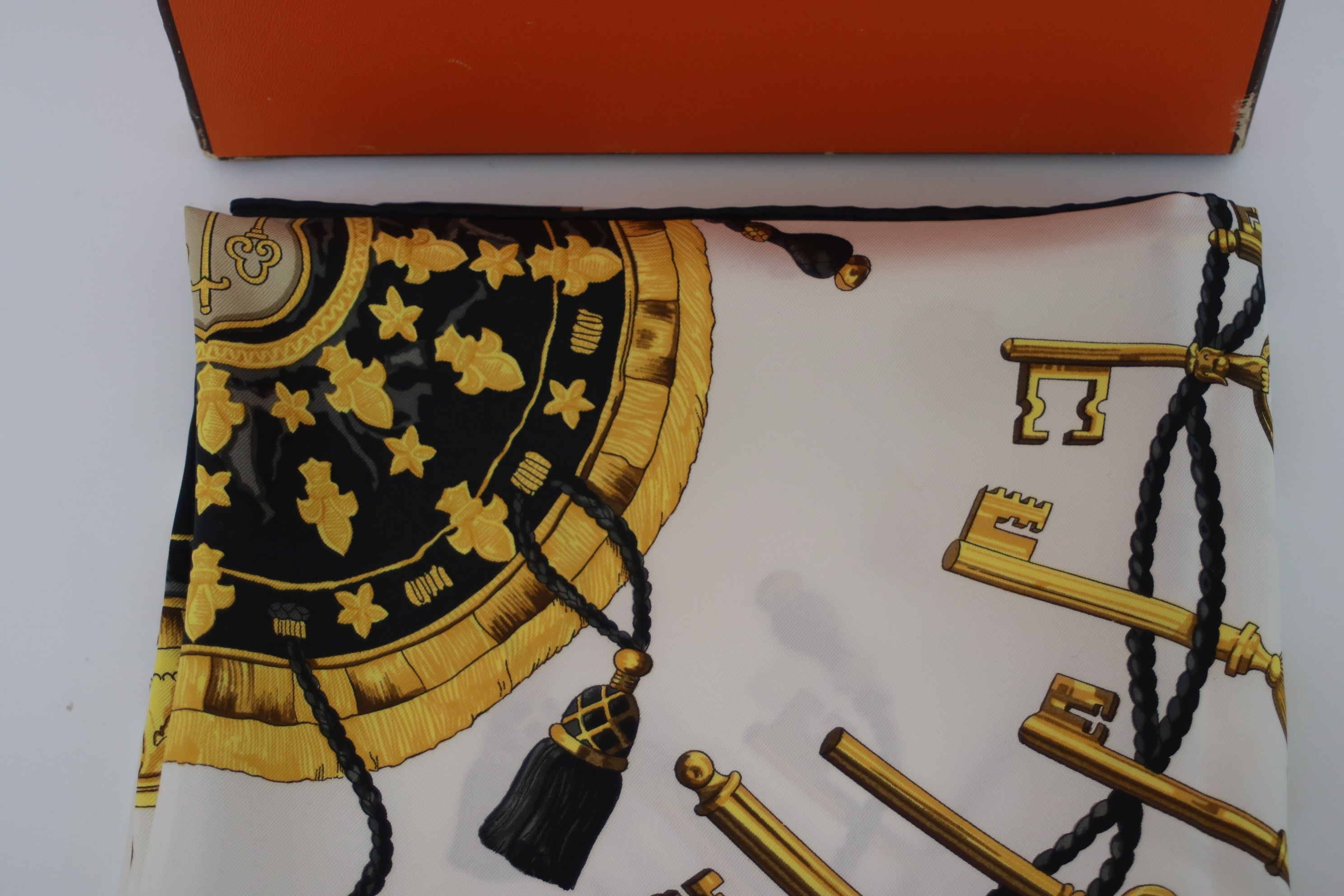 Sciarpa Hermes nera e bianca con scatola usata