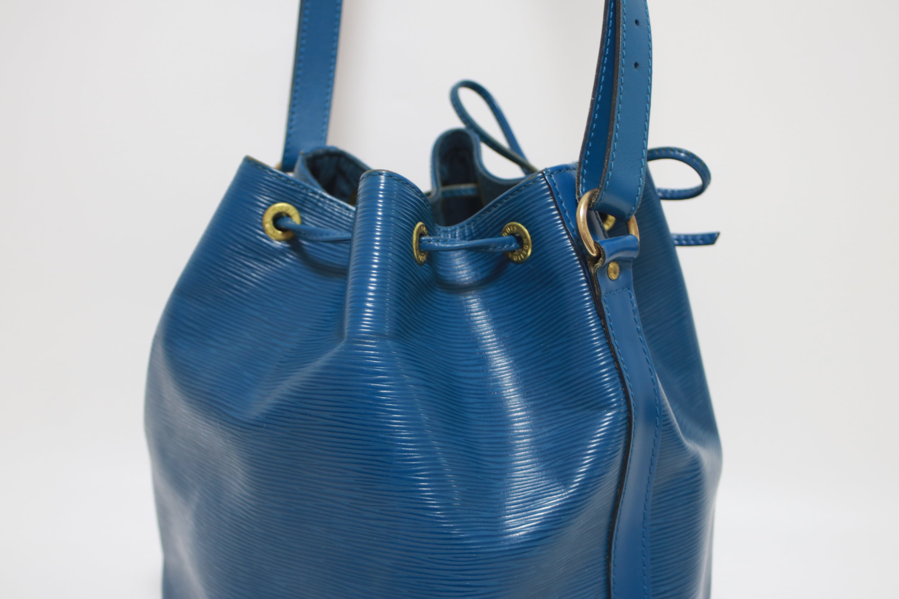 Borsa Louis Vuitton Epi Noe PM Soulder blu usata