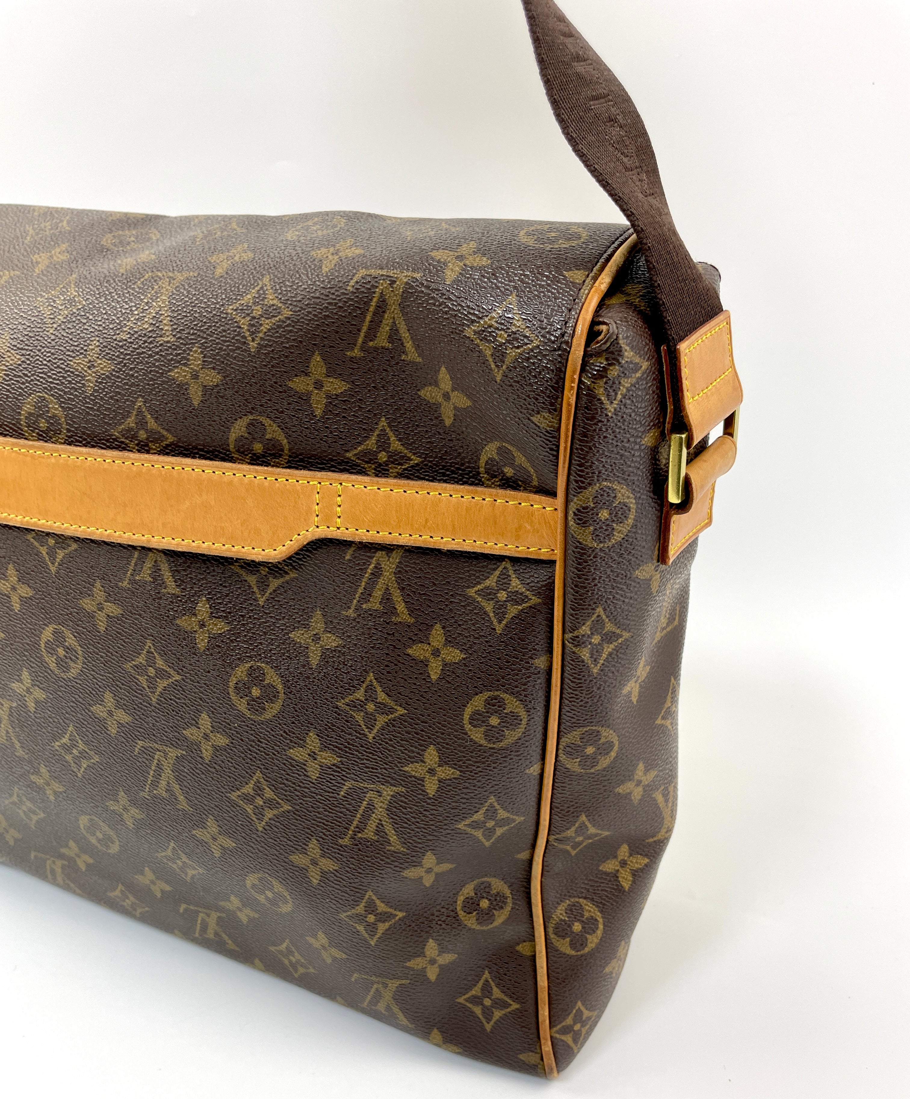Louis Vuitton vintage messenger bag  Vintage messenger bag, Louis vuitton, Messenger  bag