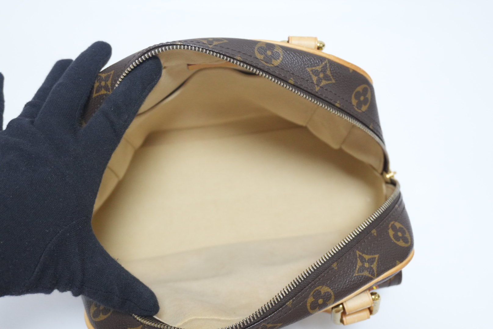 Louis Vuitton Manhattan PM Handbag Used