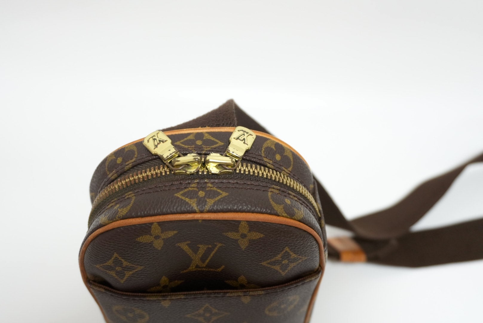 Louis Vuitton Pochette Gange Body Bag Used