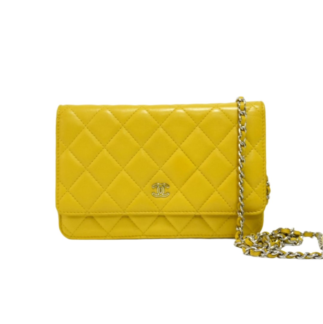 Portafoglio Chanel con catena giallo usato