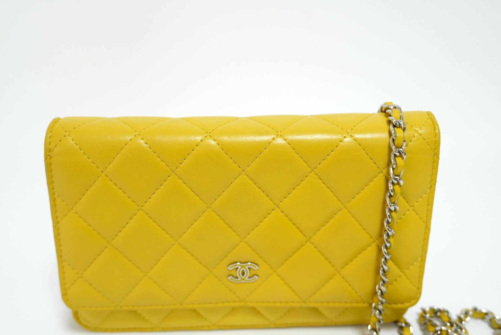 Portafoglio Chanel con catena giallo usato