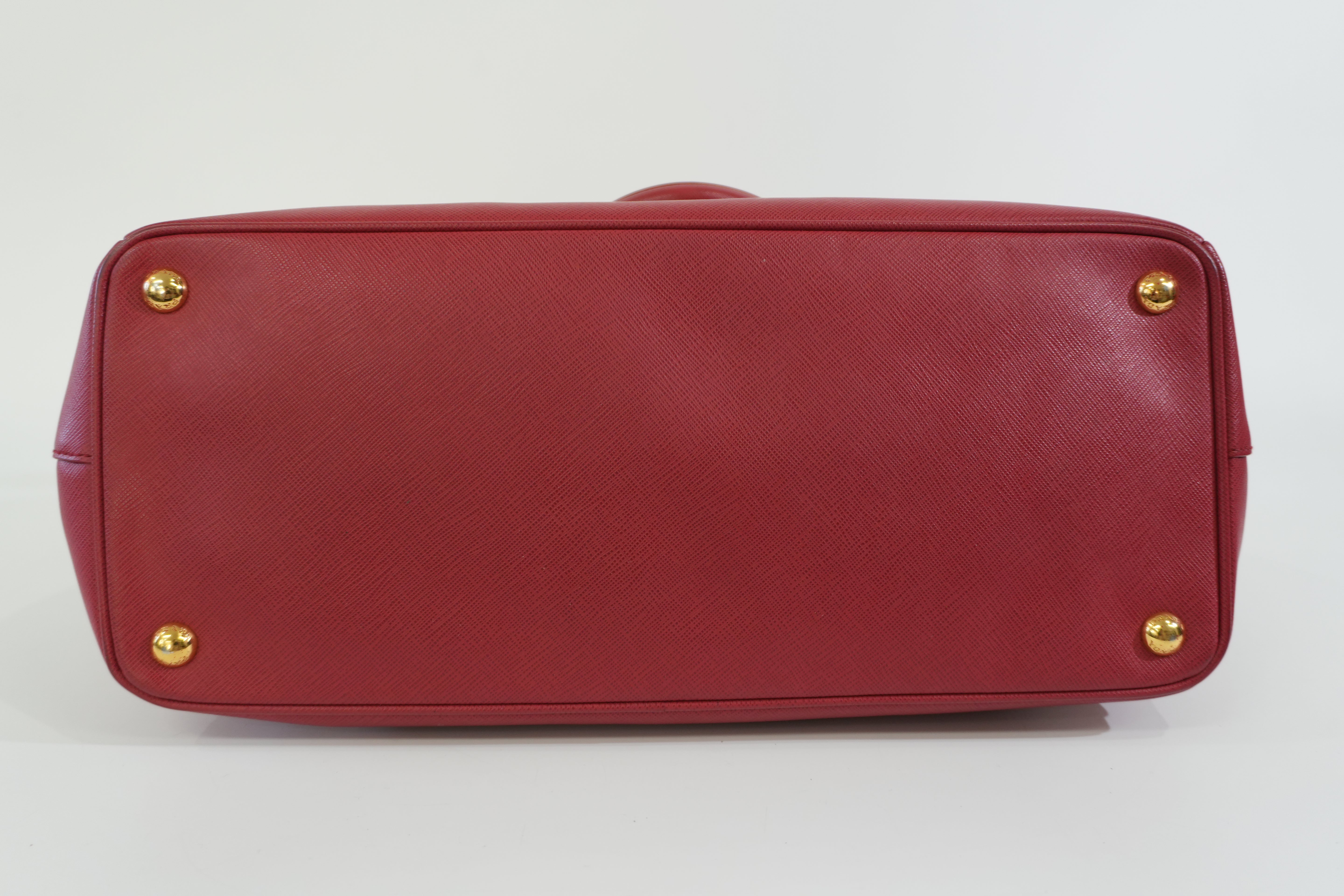 Pre-owned Prada Saffiano Handbag Red