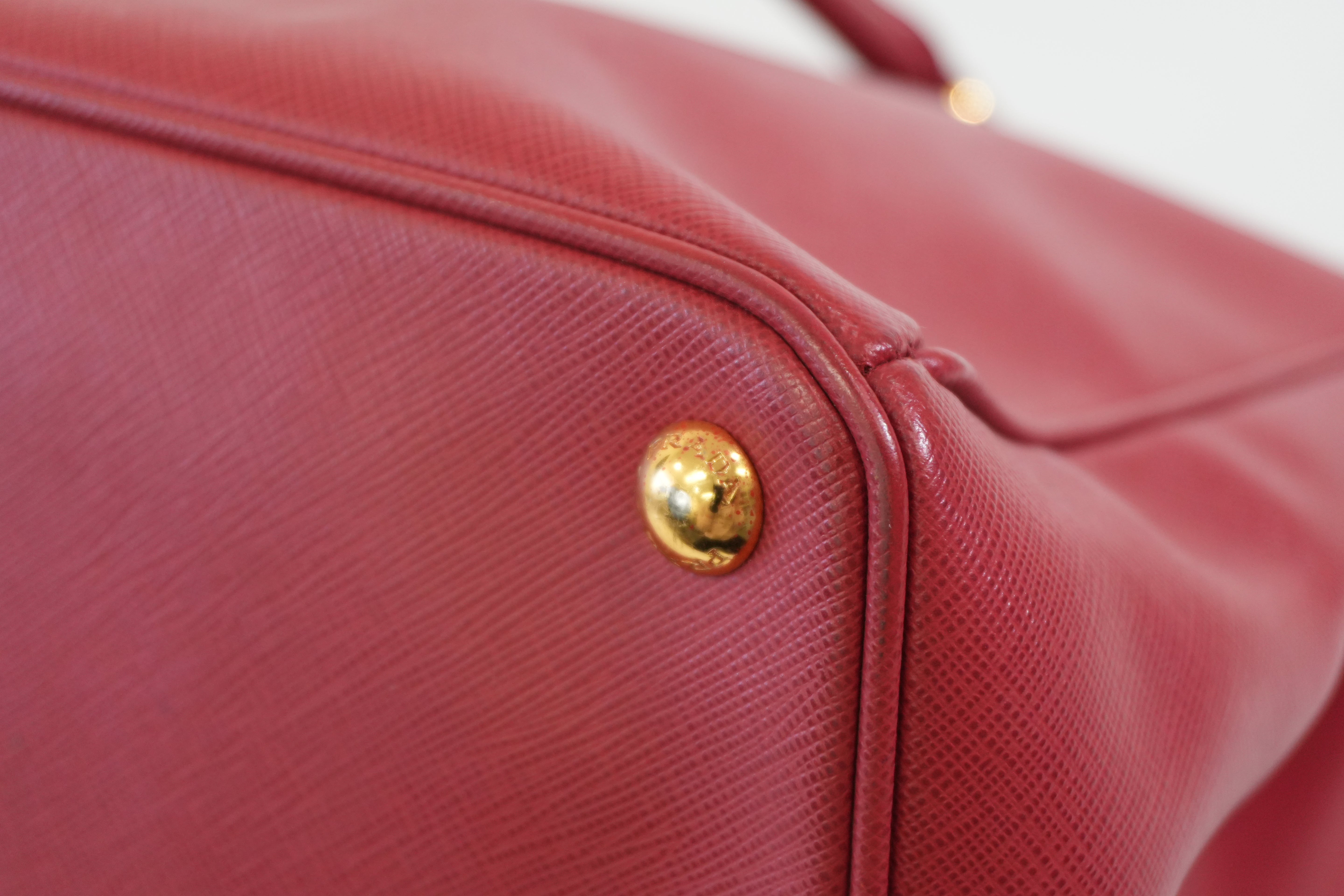 Pre-owned Prada Saffiano Handbag Red