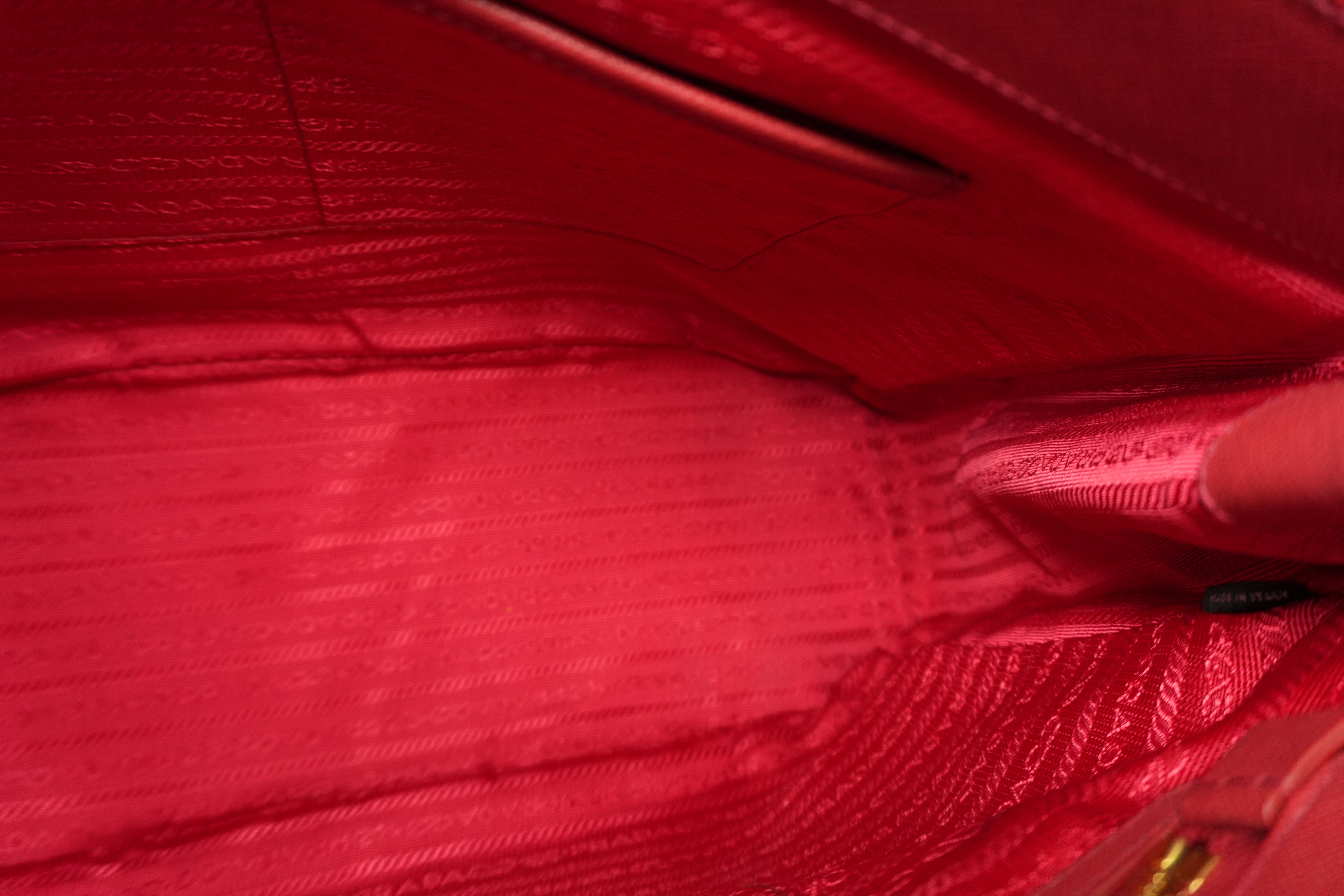 Pre-owned Prada Saffiano Handbag Red