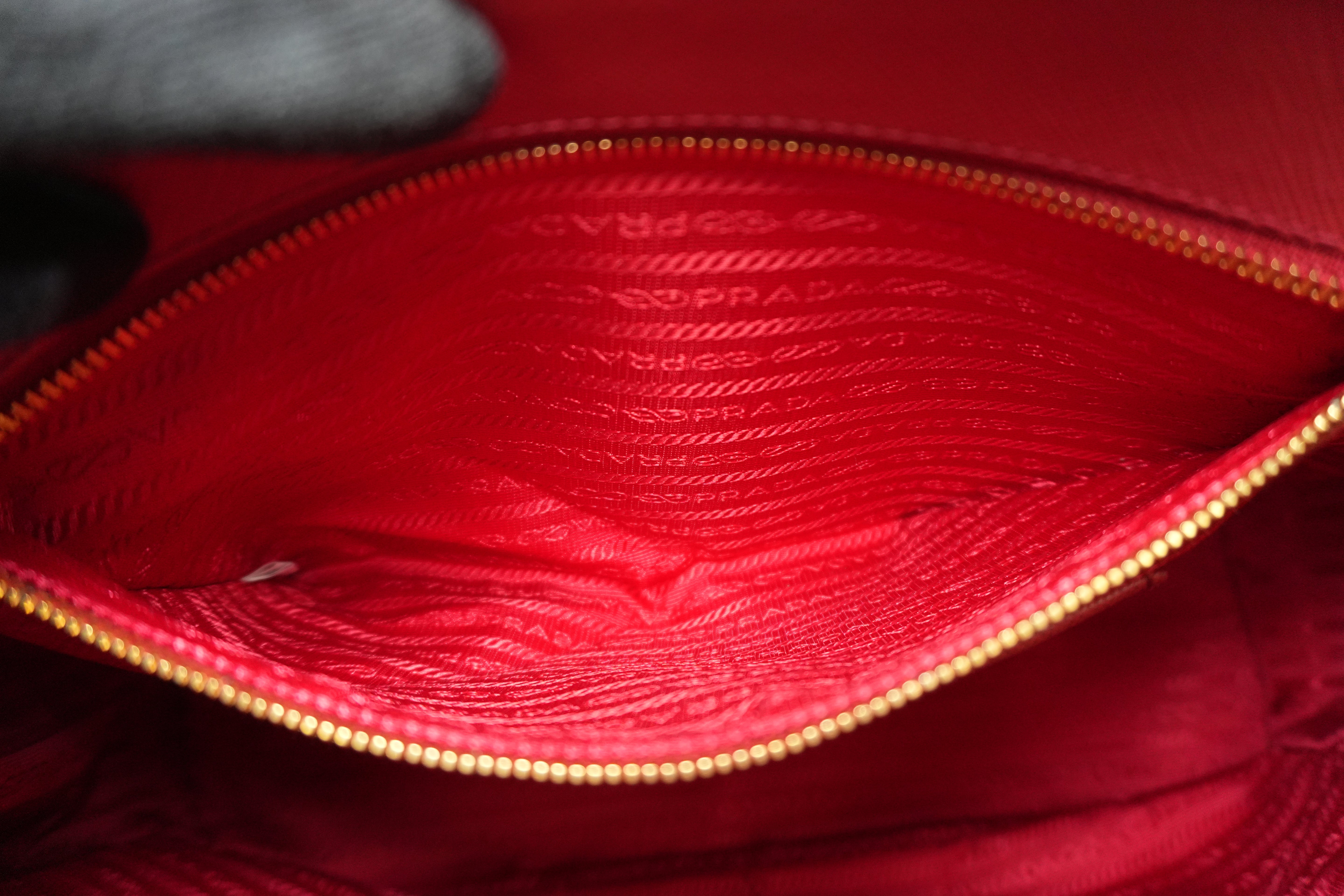 Pre-owned Prada Saffiano Handbag Red