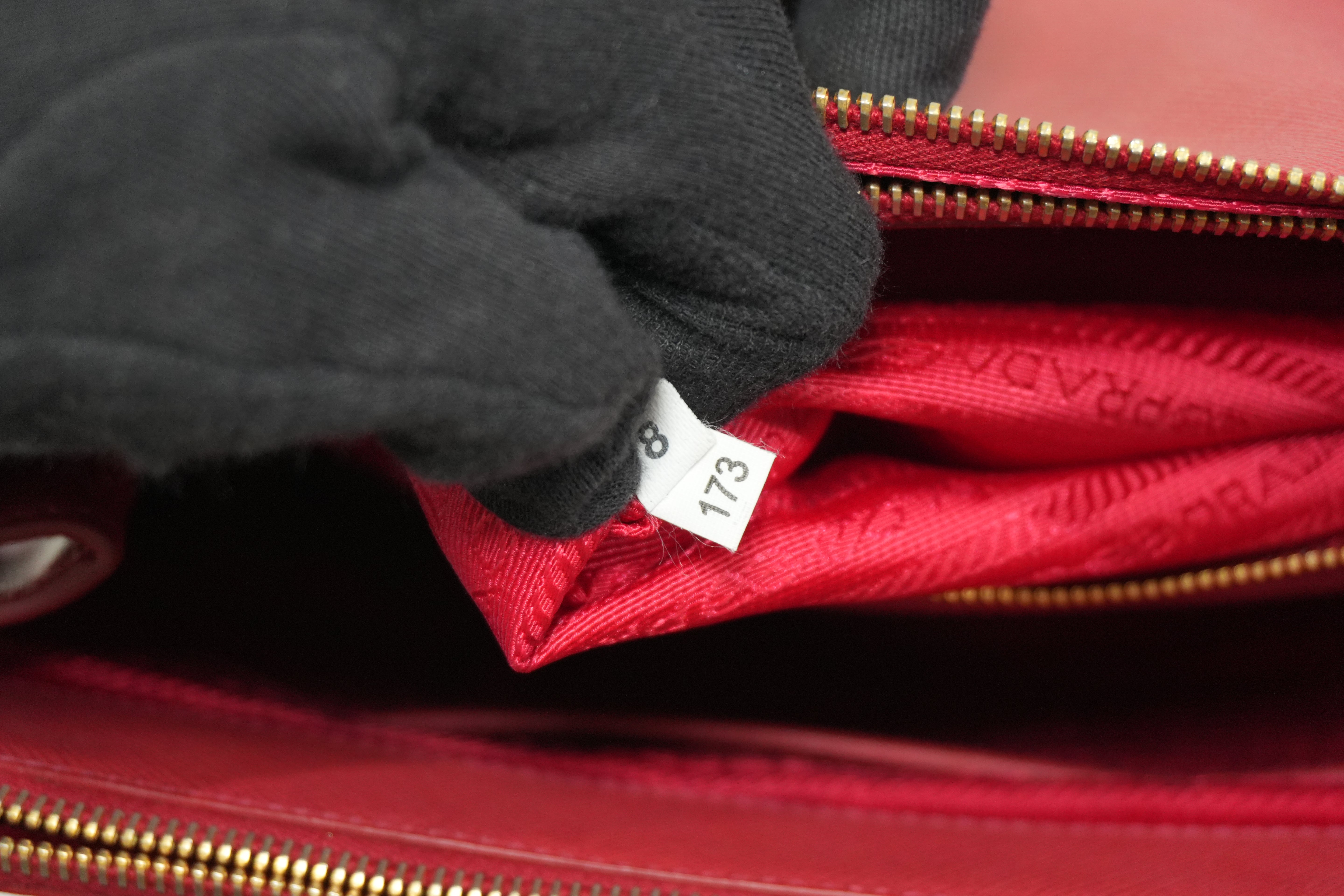 Pre-owned Prada Saffiano Handbag Red