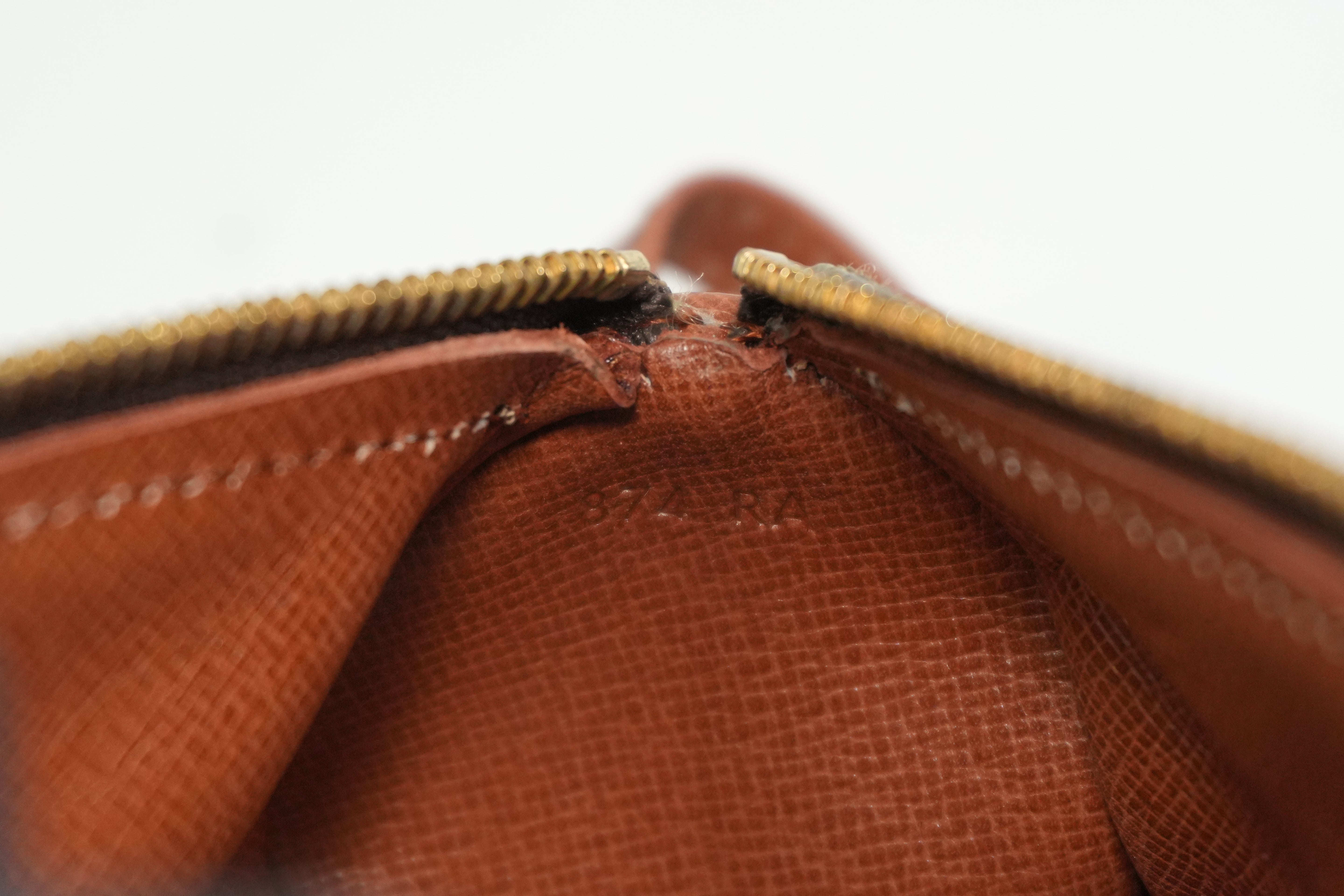 Pre-owned Louis Vuitton Monogram Round Pen Case