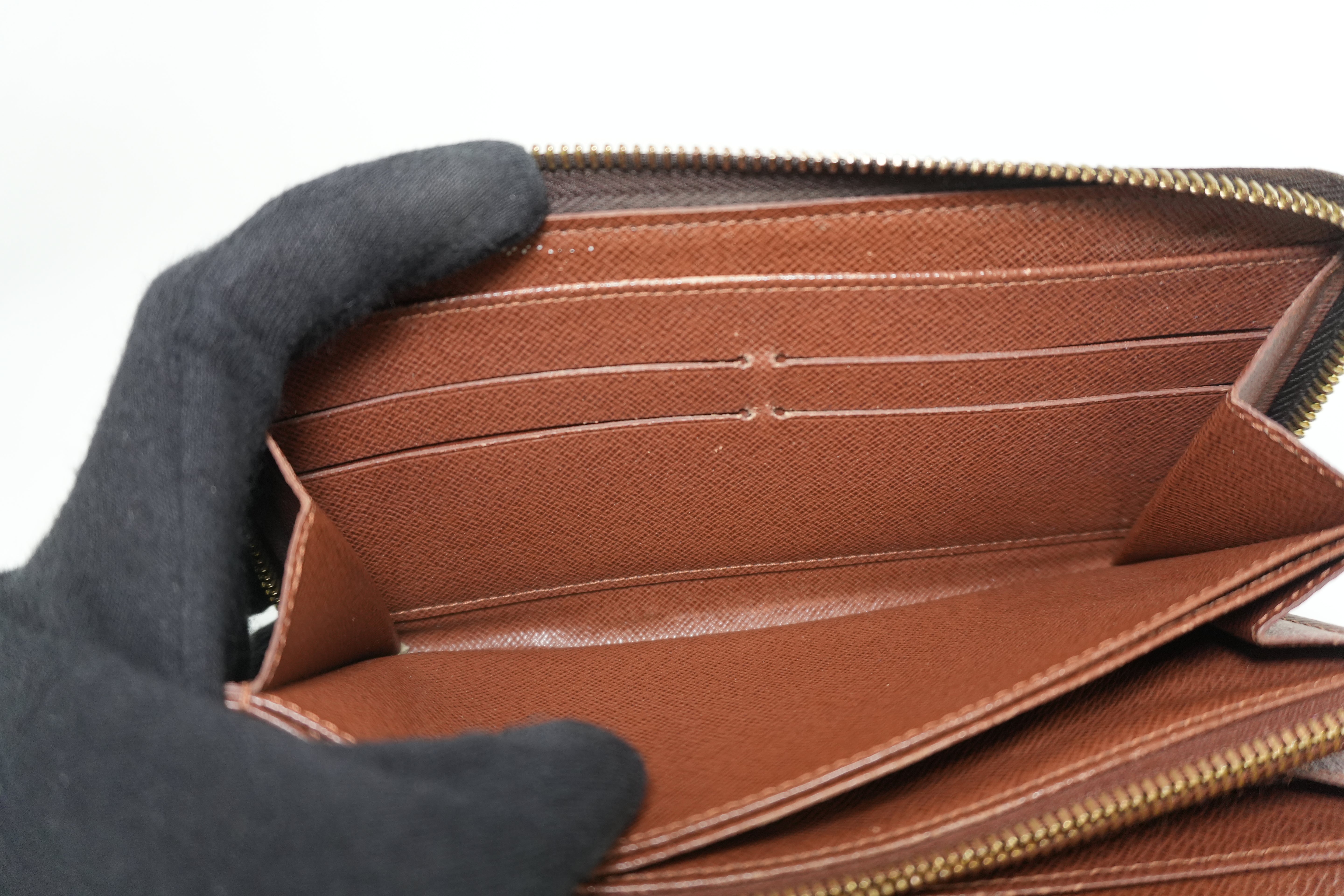 Louis Vuitton Monogram Zippy Wallet Used
