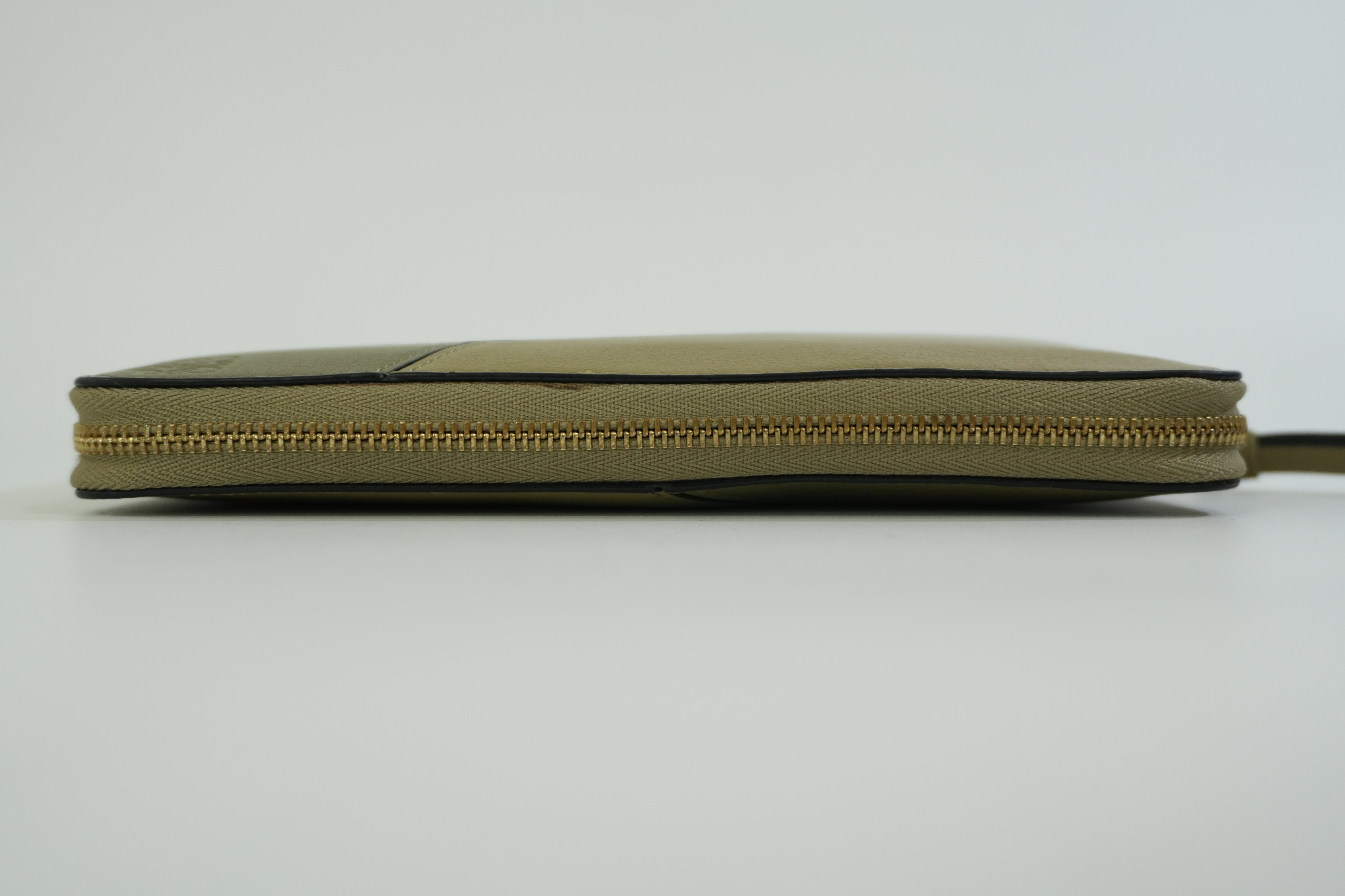 Pre-owned Loewe Leather Zippy Long Wallet Green Used