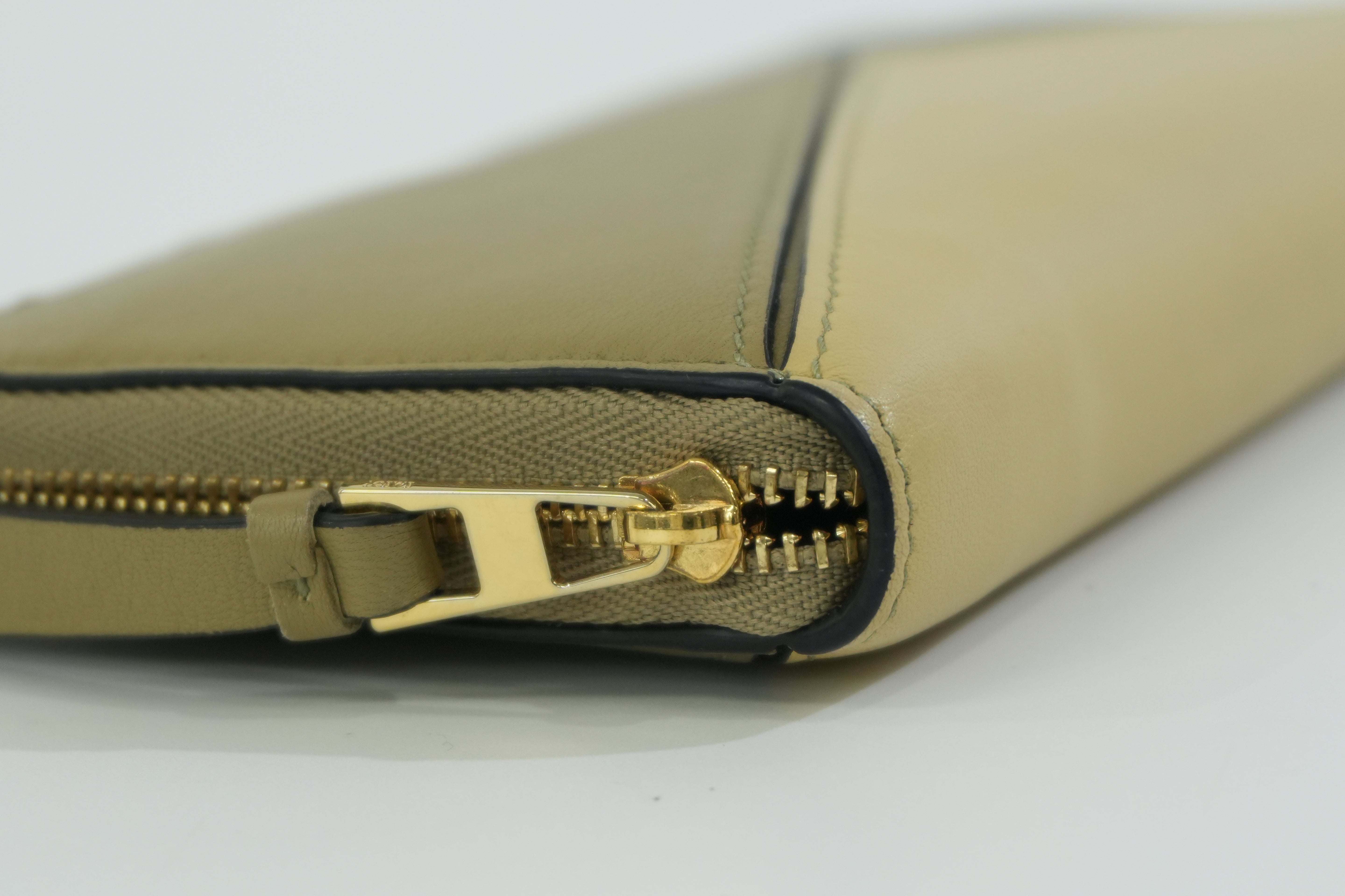 Pre-owned Loewe Leather Zippy Long Wallet Green Used