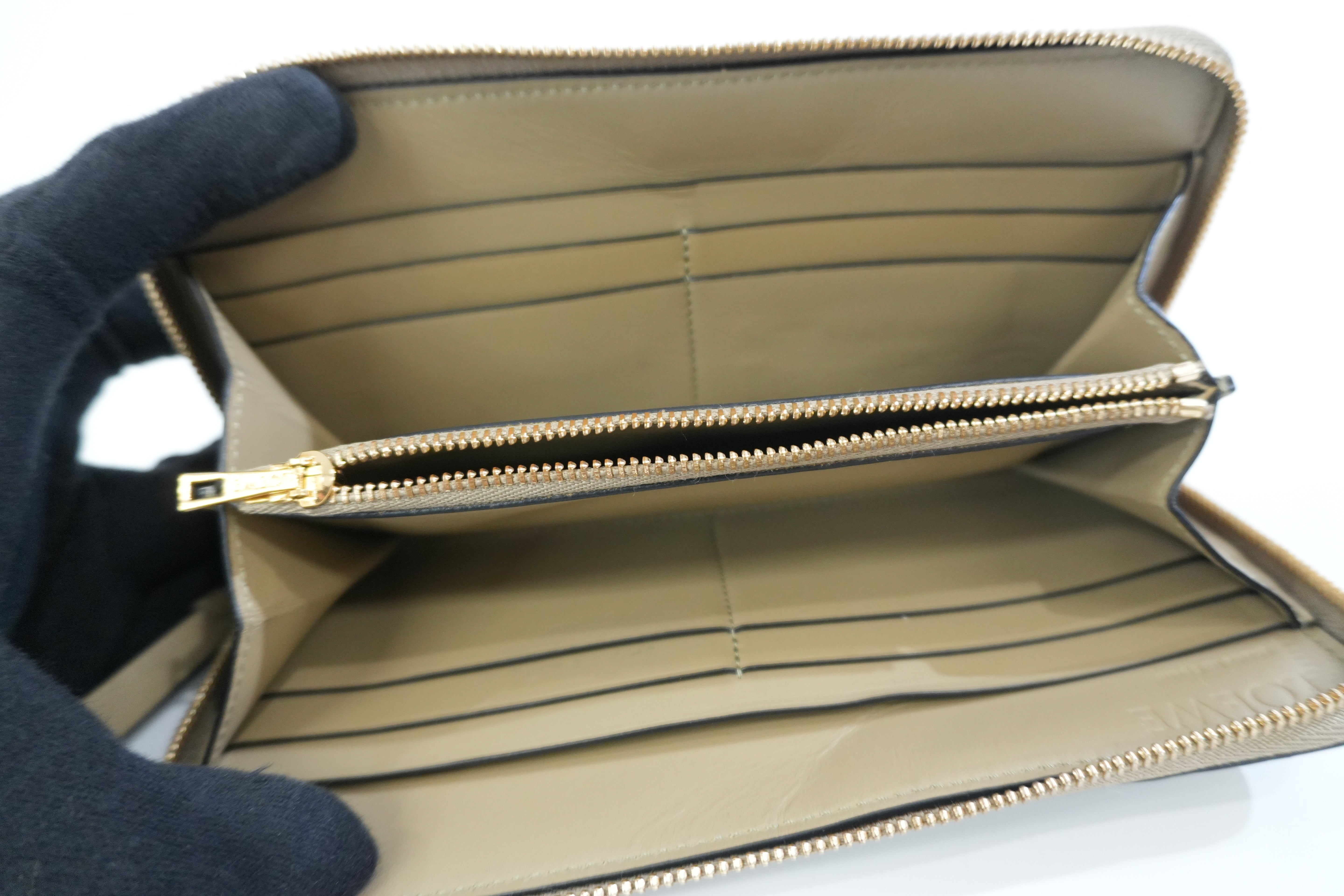 Pre-owned Loewe Leather Zippy Long Wallet Green Used