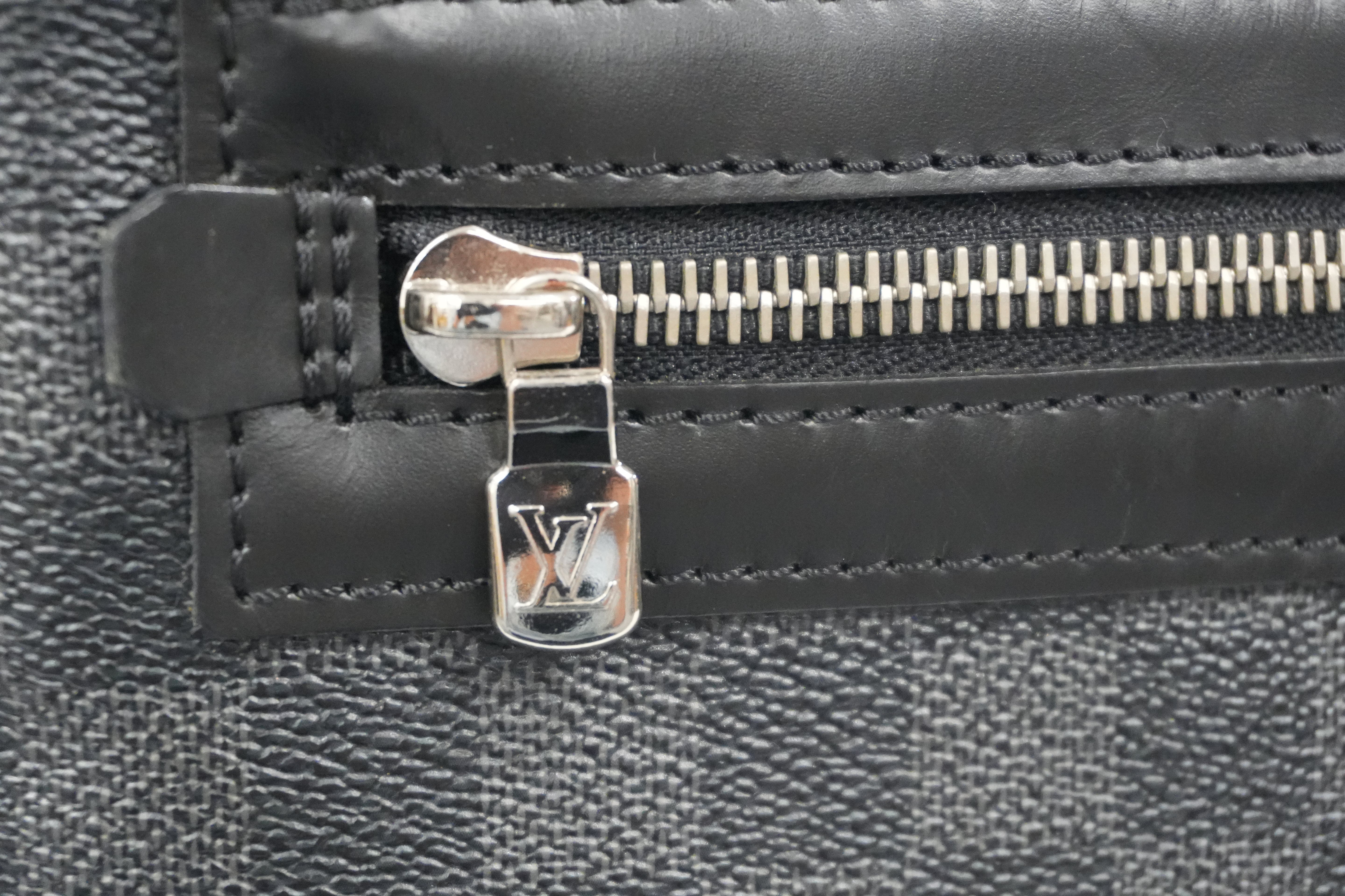 Pre-owned Louis Vuitton Damier Graphite Messenger Bag Used