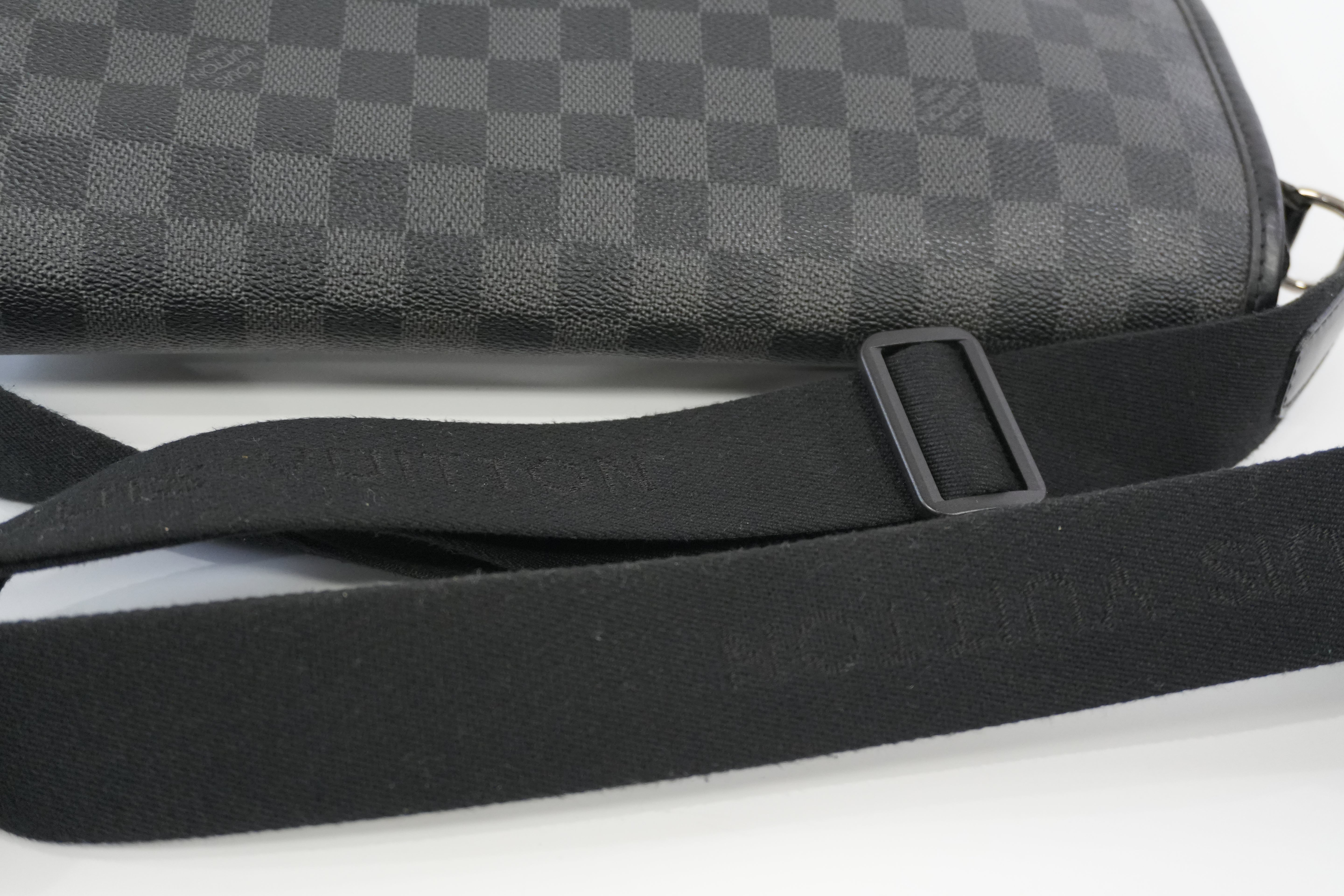 Pre-owned Louis Vuitton Damier Graphite Messenger Bag Used