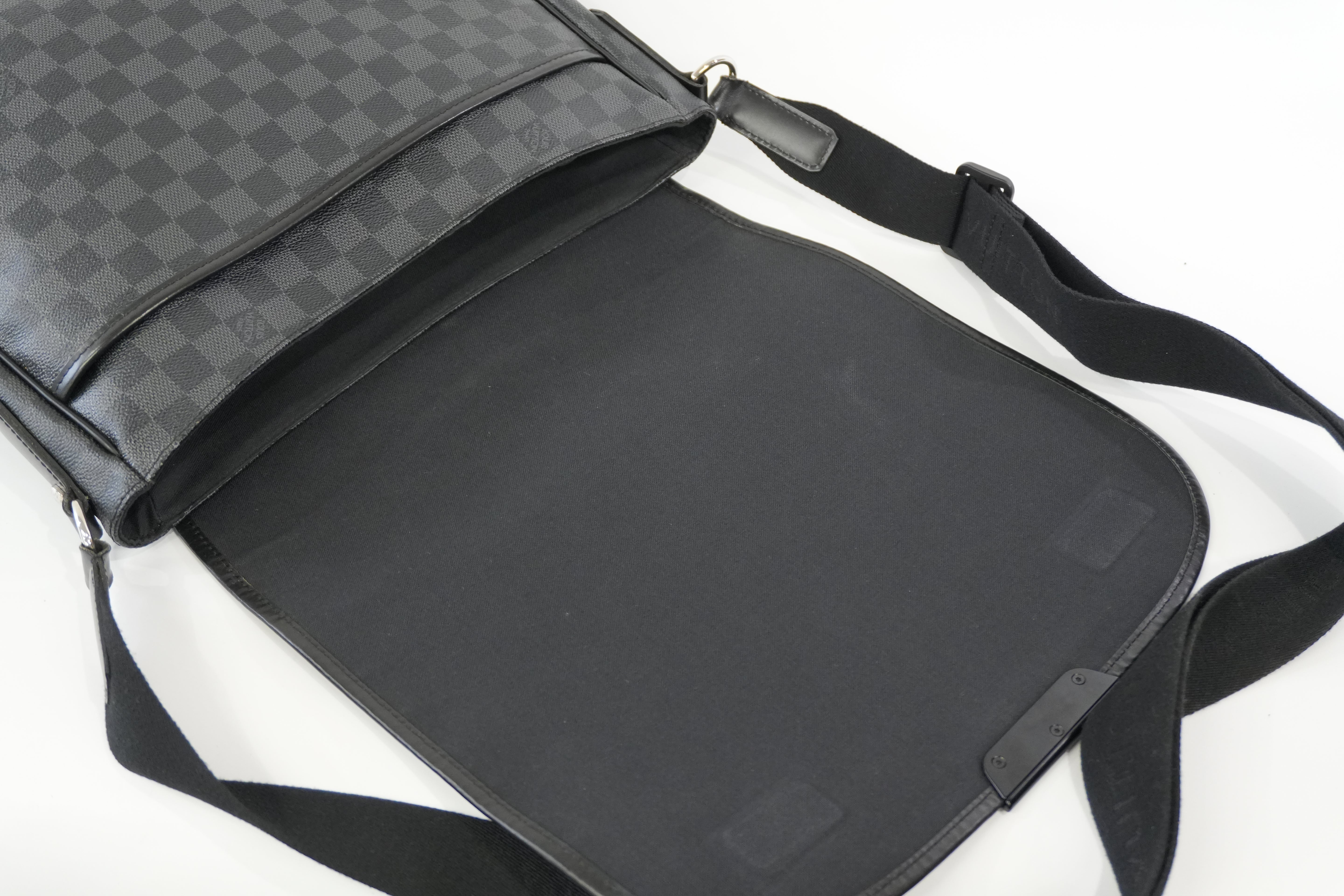 Pre-owned Louis Vuitton Damier Graphite Messenger Bag Used