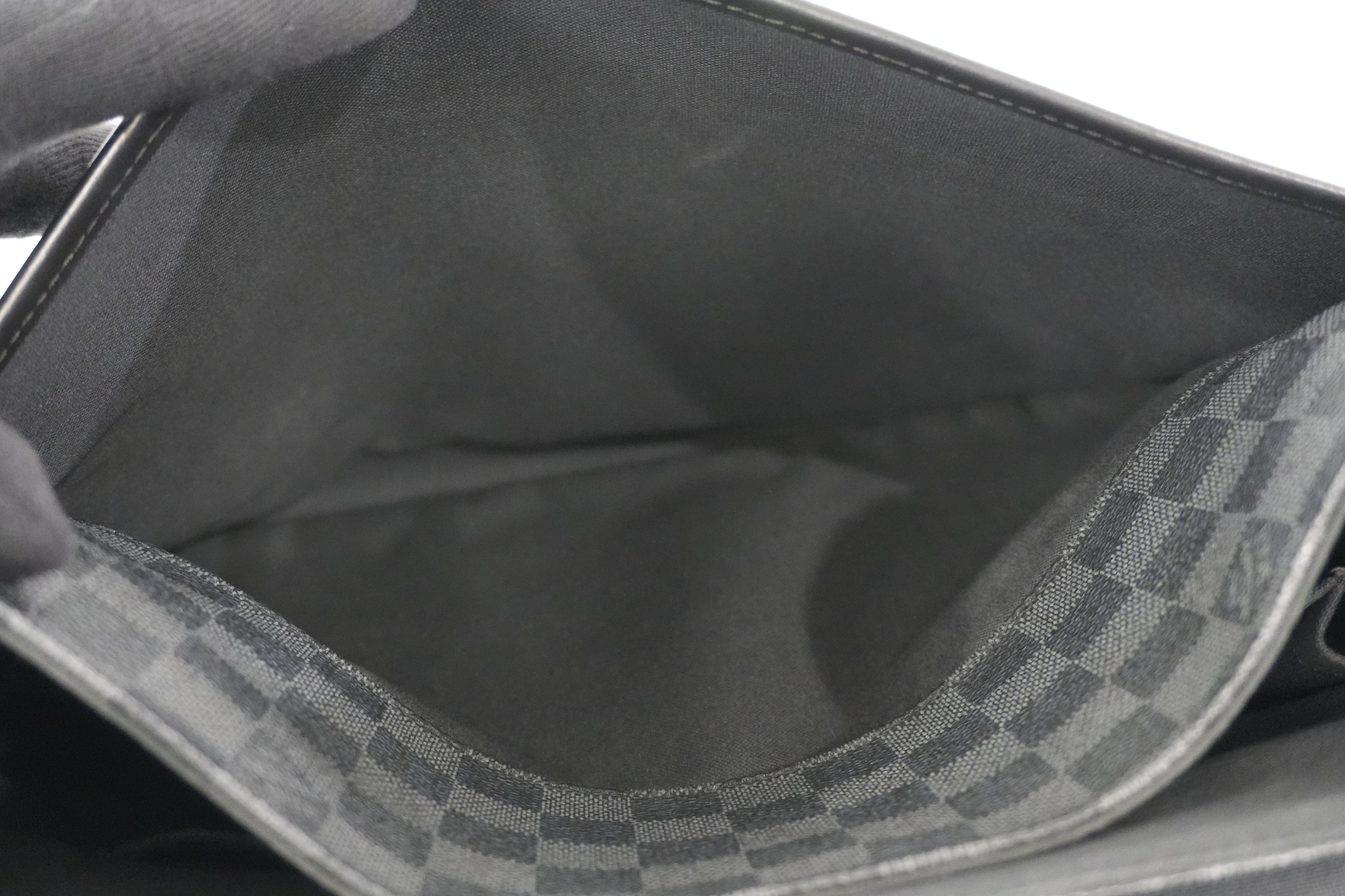 Pre-owned Louis Vuitton Damier Graphite Messenger Bag Used