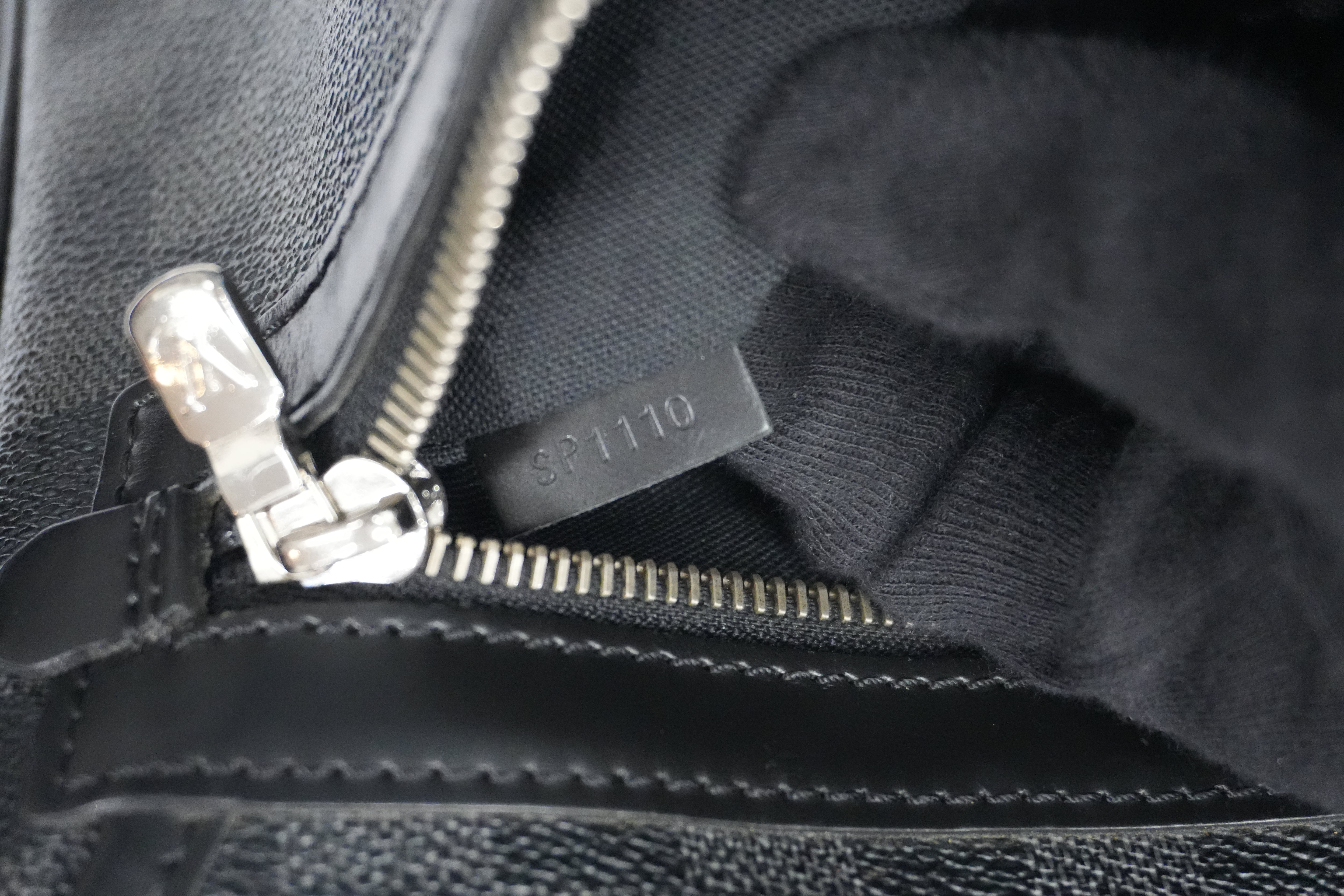 Pre-owned Louis Vuitton Damier Graphite Messenger Bag Used