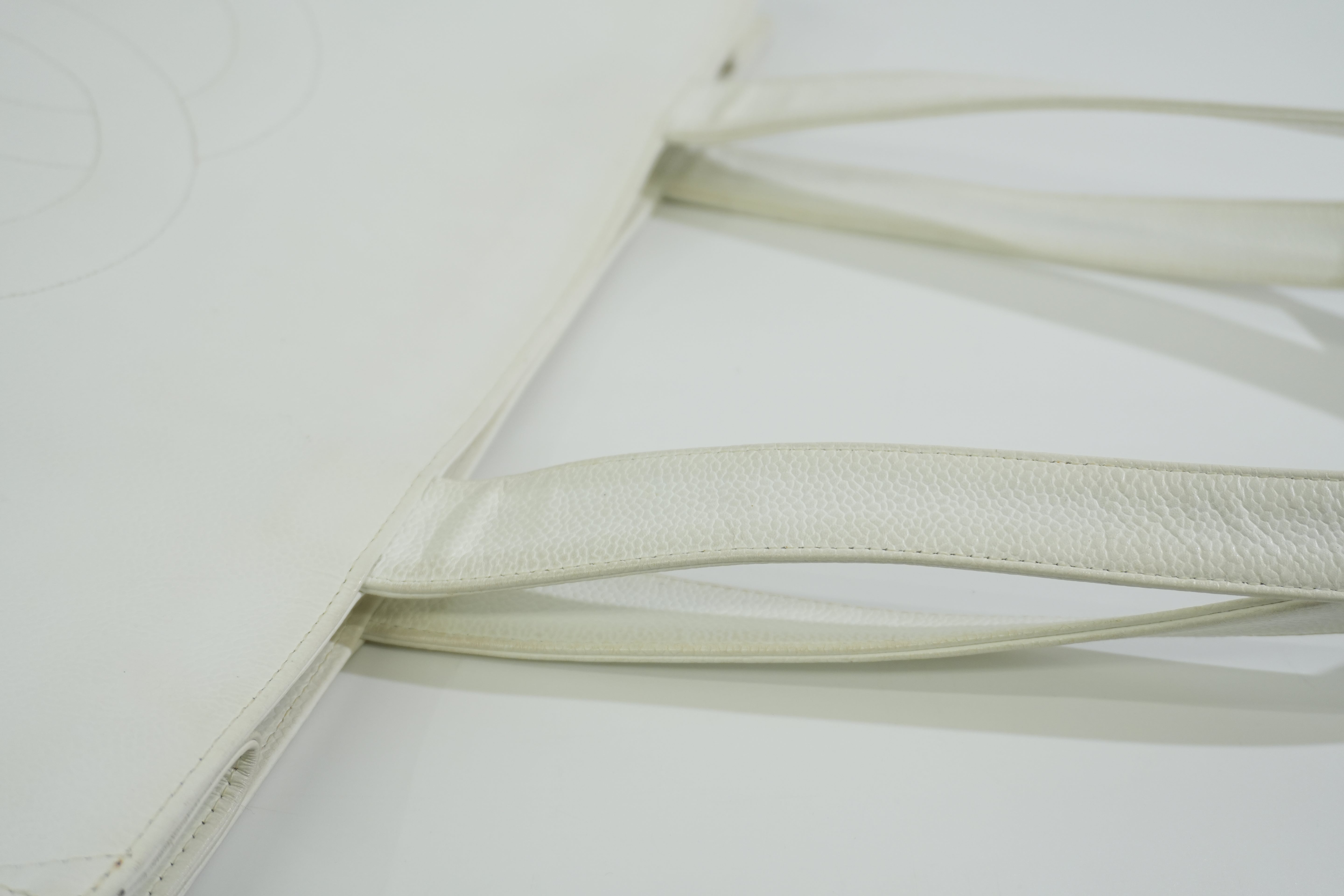 Pre-owned Chanel Caviar Skin Leather Tote Bag White