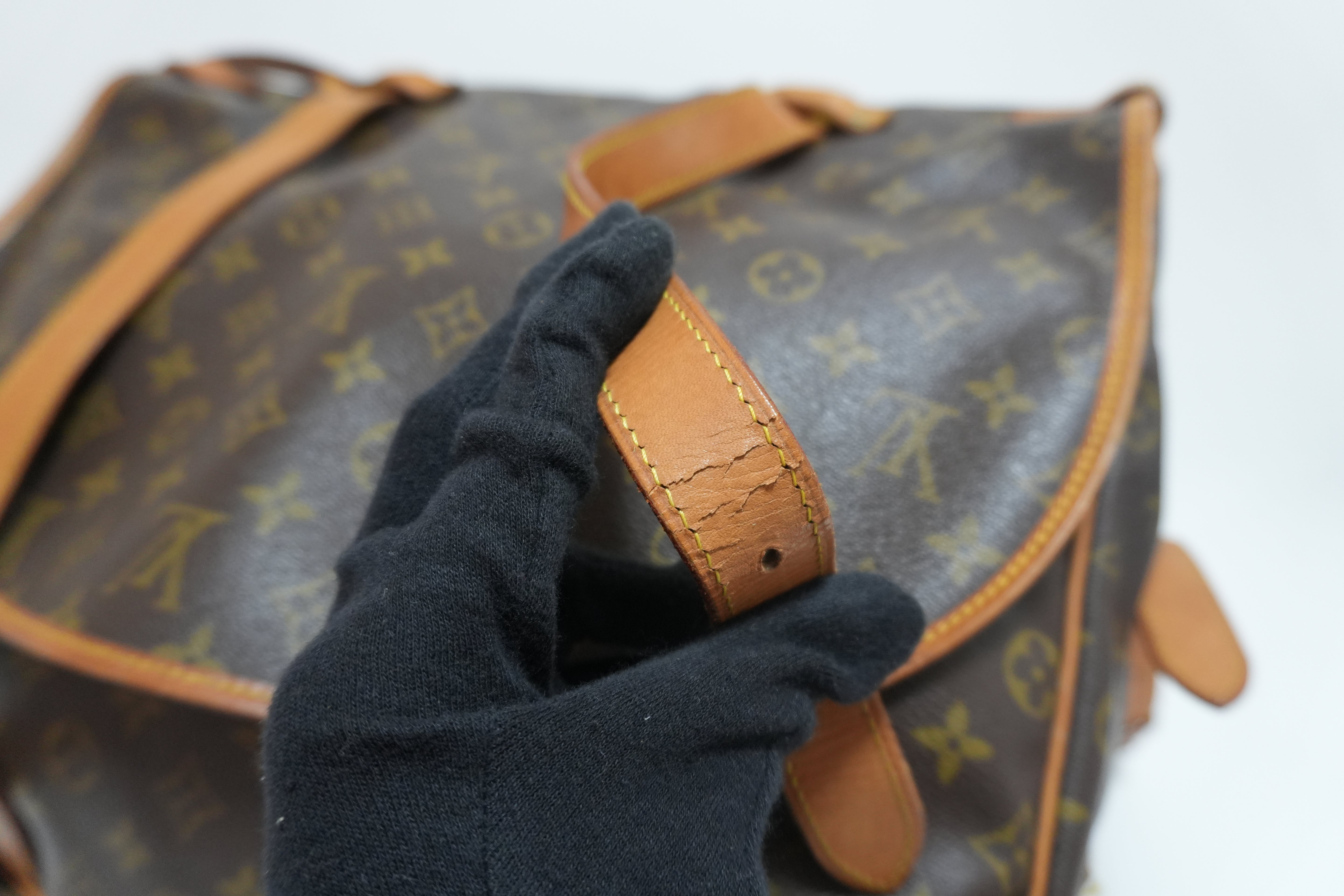 Louis Vuitton Monogram Saumur 43 Messenger Bag Used