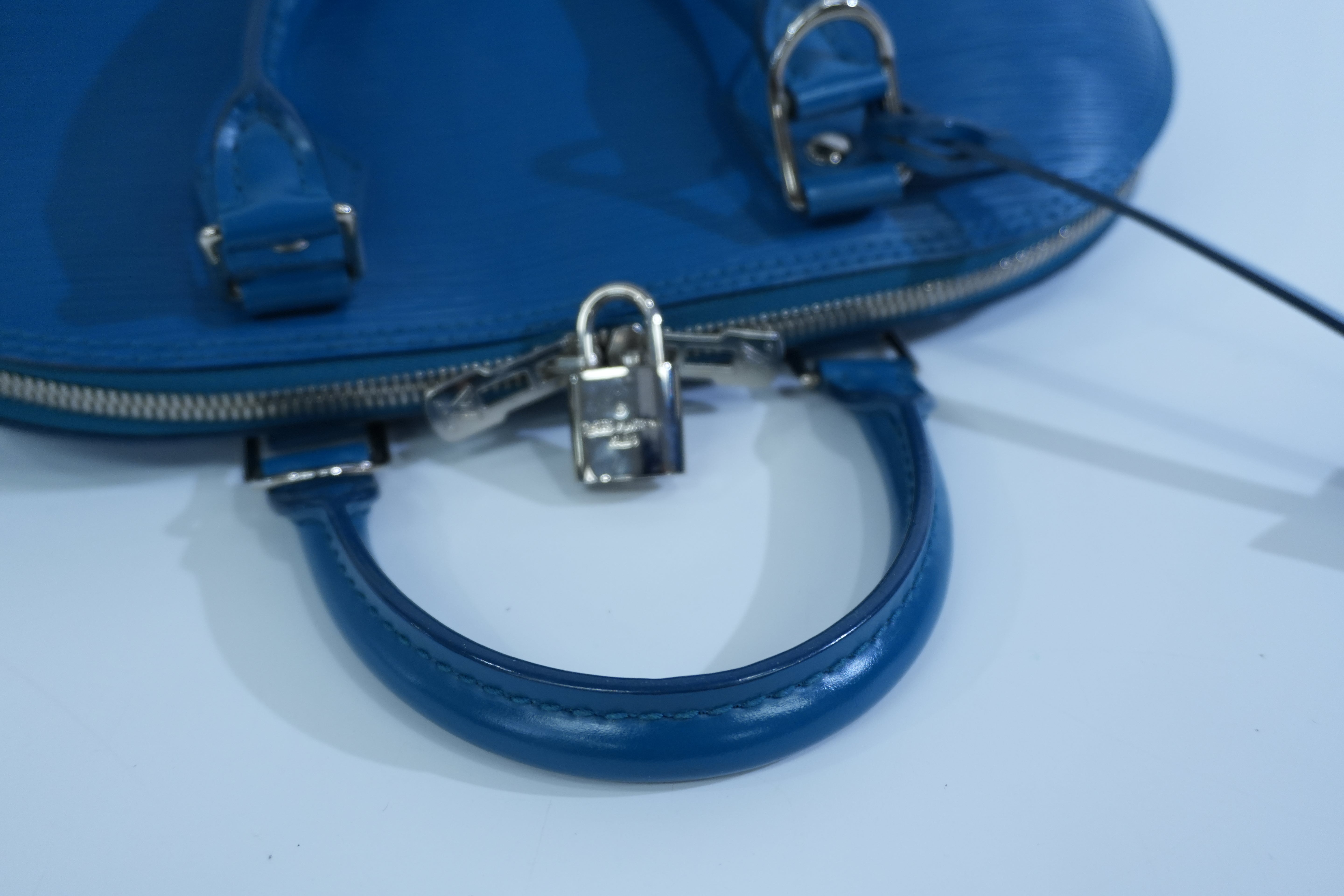 Pre-owned Louis Vuitton Epi Alma PM Cyan Handbag Teal