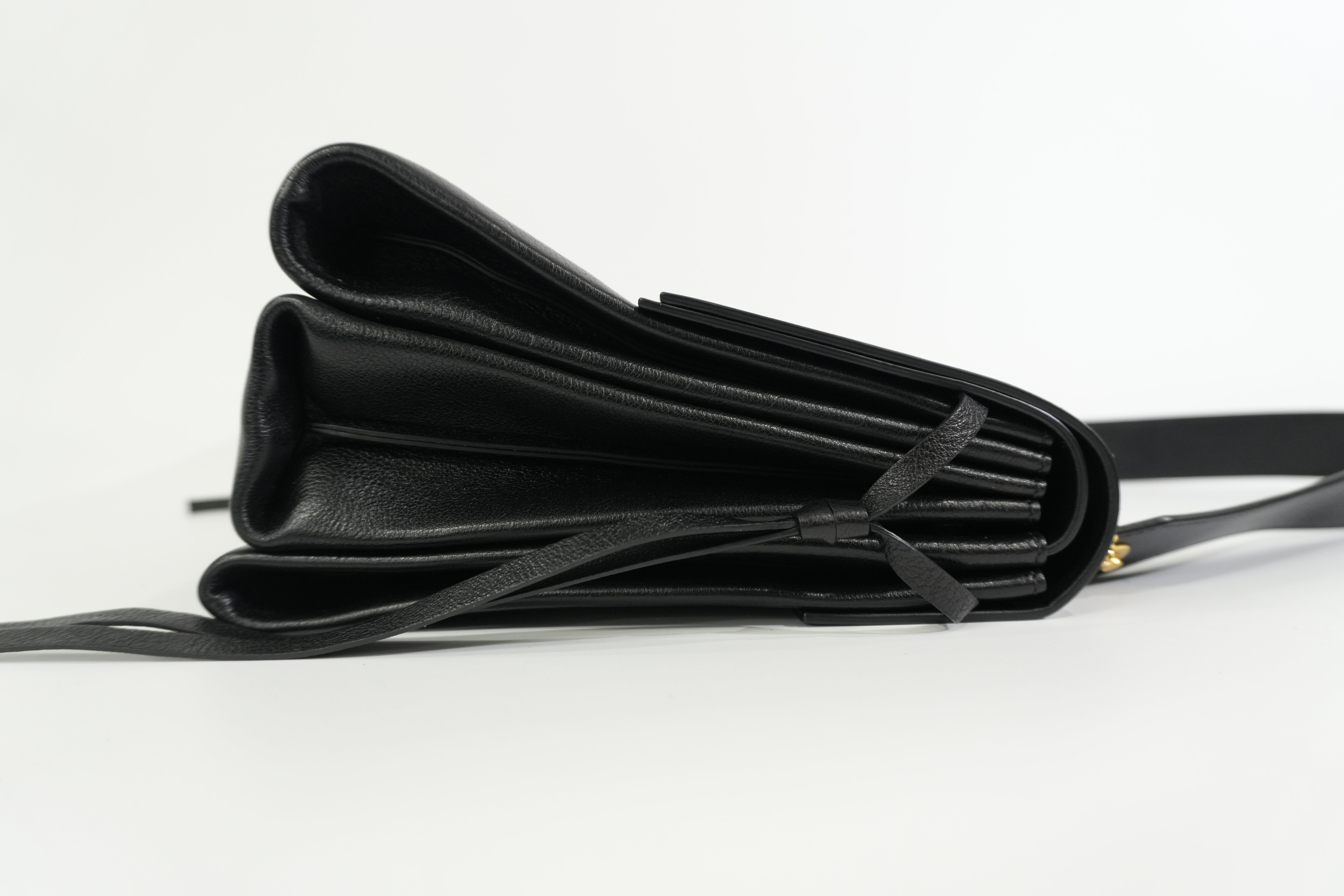 Pre-owned Valentino Garavani VRING Shoulder Bag Black